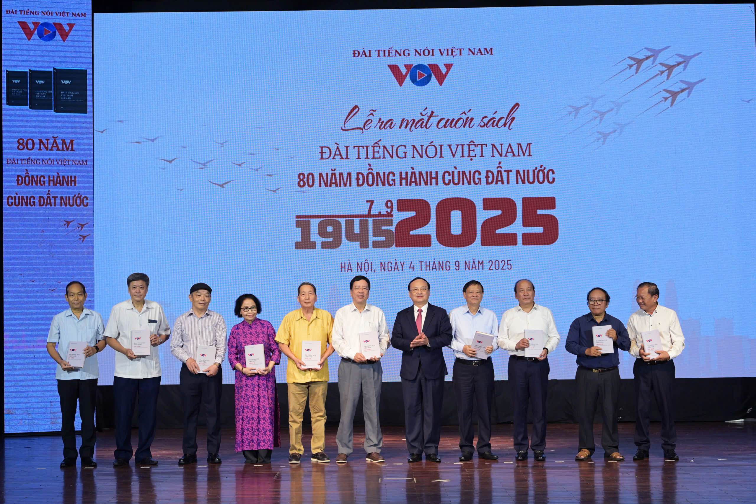 Voice of Vietnam gir ut bok for å feire 80-årsjubileum - Bilde 2. Đài Tiếng nói Việt Nam ra sách kỷ niệm 80 năm thành lập- Ảnh 2.