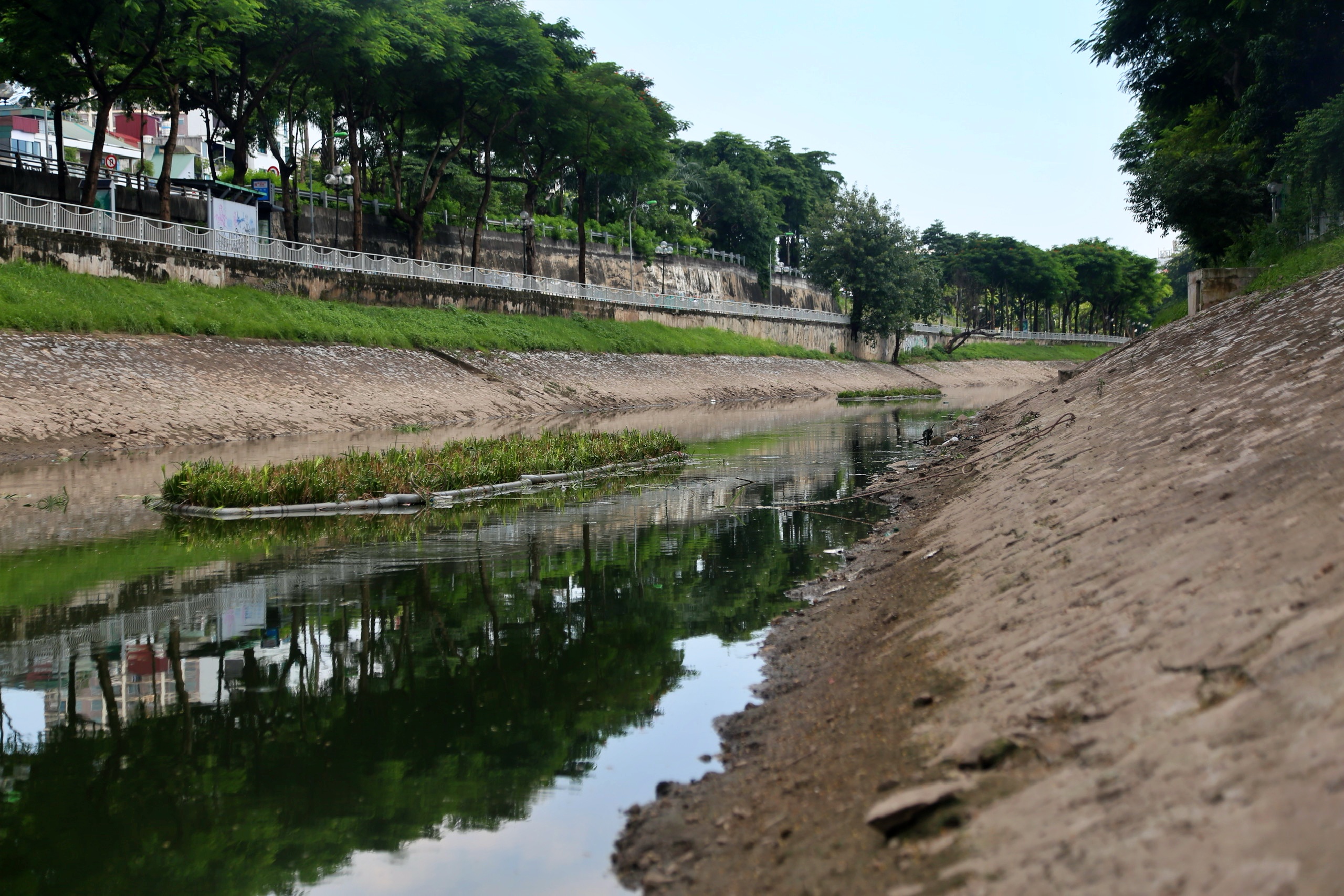 Hà Nội: Sông Tô Lịch 'chết đứng' khi dừng nhận nước từ hồ Tây - Ảnh 2.