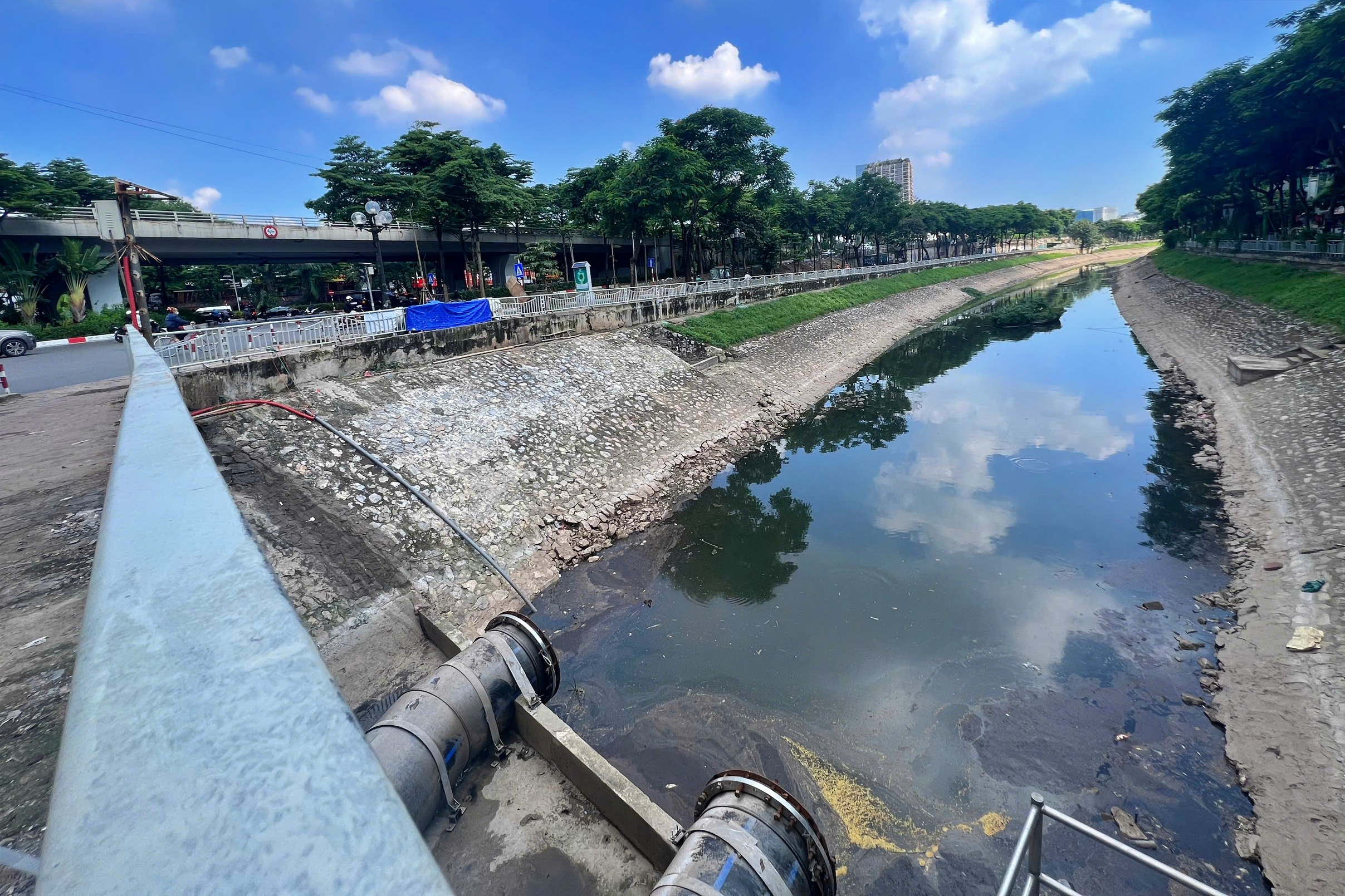 Hà Nội: Sông Tô Lịch 'chết đứng' khi dừng nhận nước từ hồ Tây - Ảnh 1.