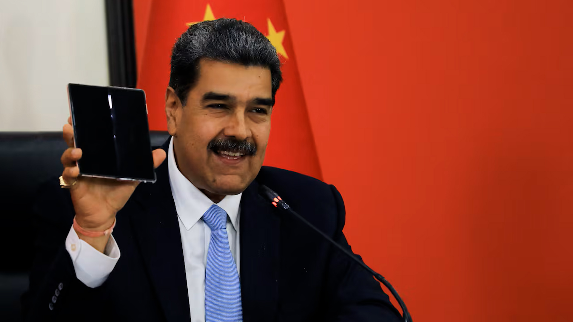 Tổng thống Venezuela khoe điện thoại Huawei do Chủ tịch Trung Quốc Tập Cận Bình tặng - Ảnh 1.