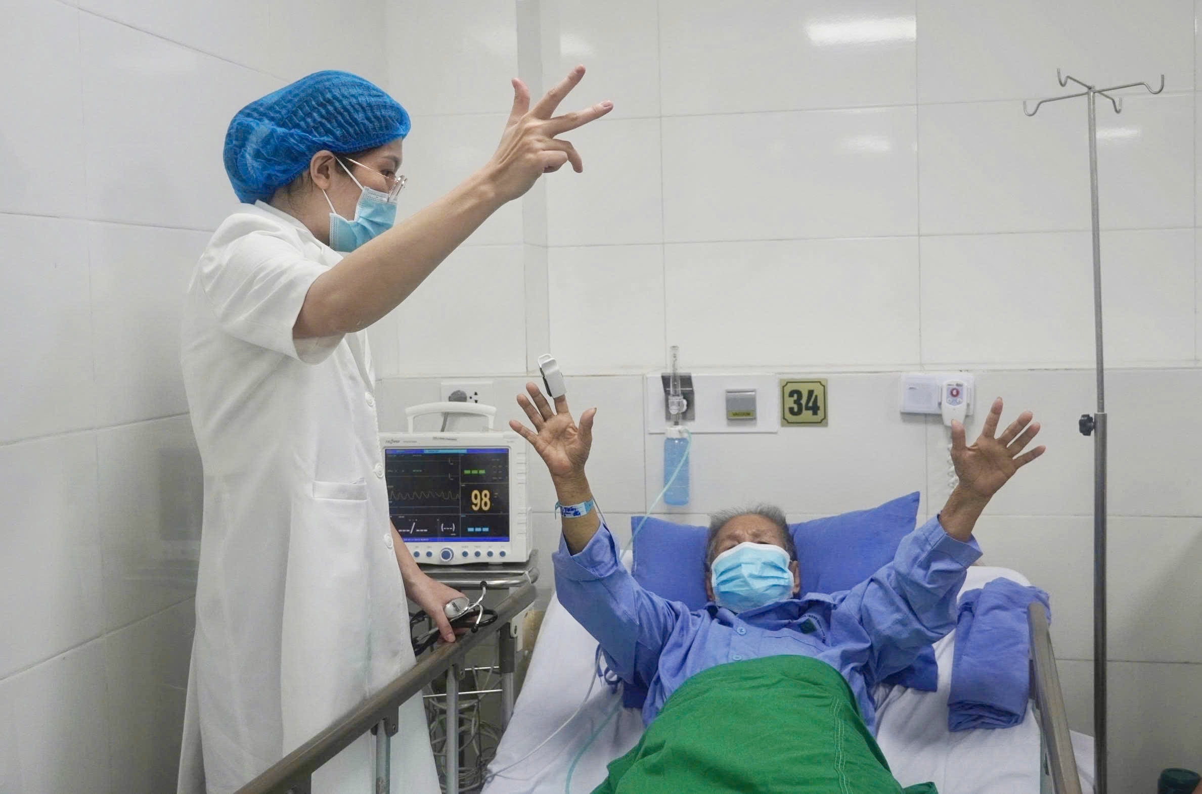 Cứu sống cụ bà 90 tuổi bị túi phình mạch máu não nguy kịch - Ảnh 1.