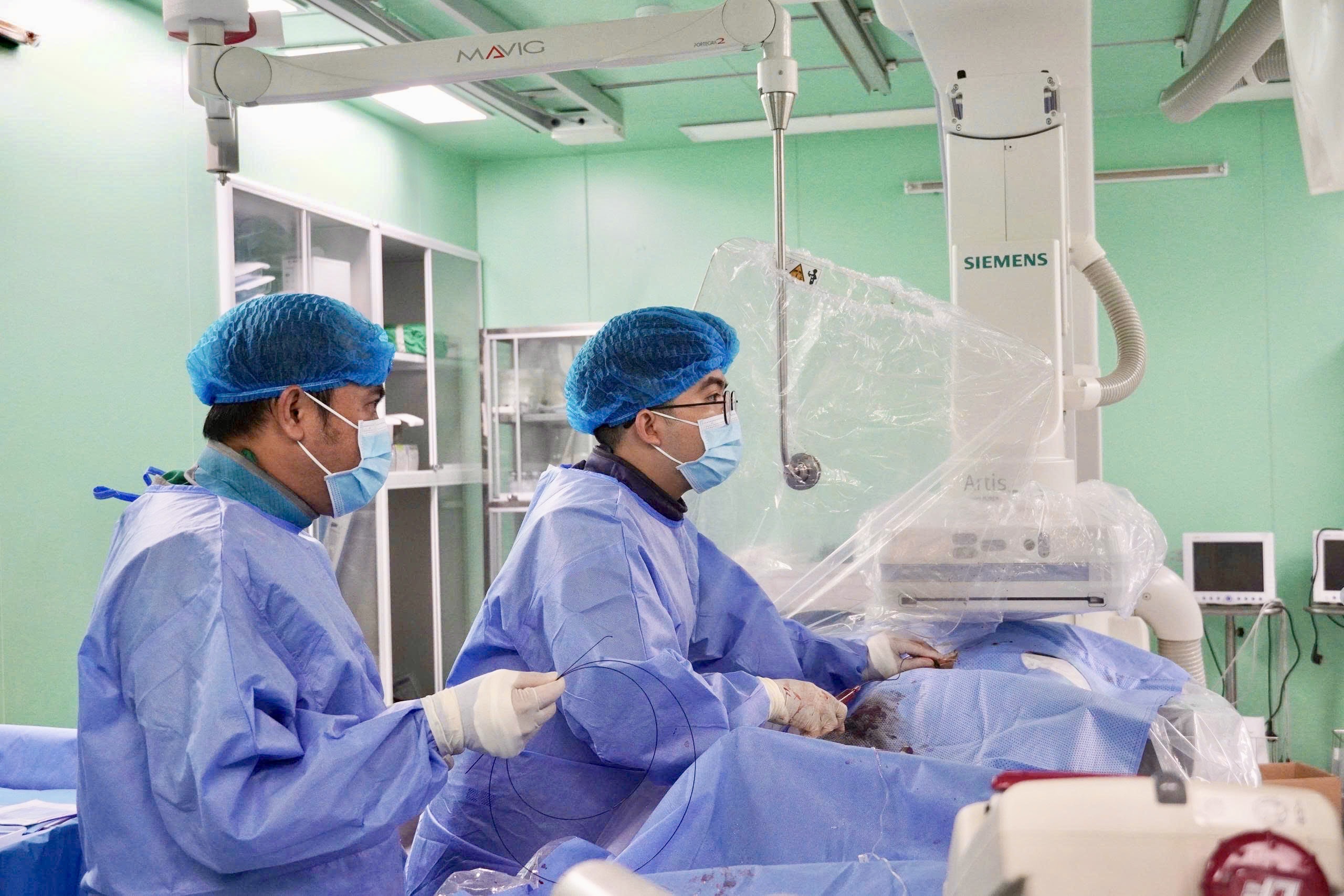 Cứu sống cụ bà 90 tuổi bị túi phình mạch máu não nguy kịch - Ảnh 2.