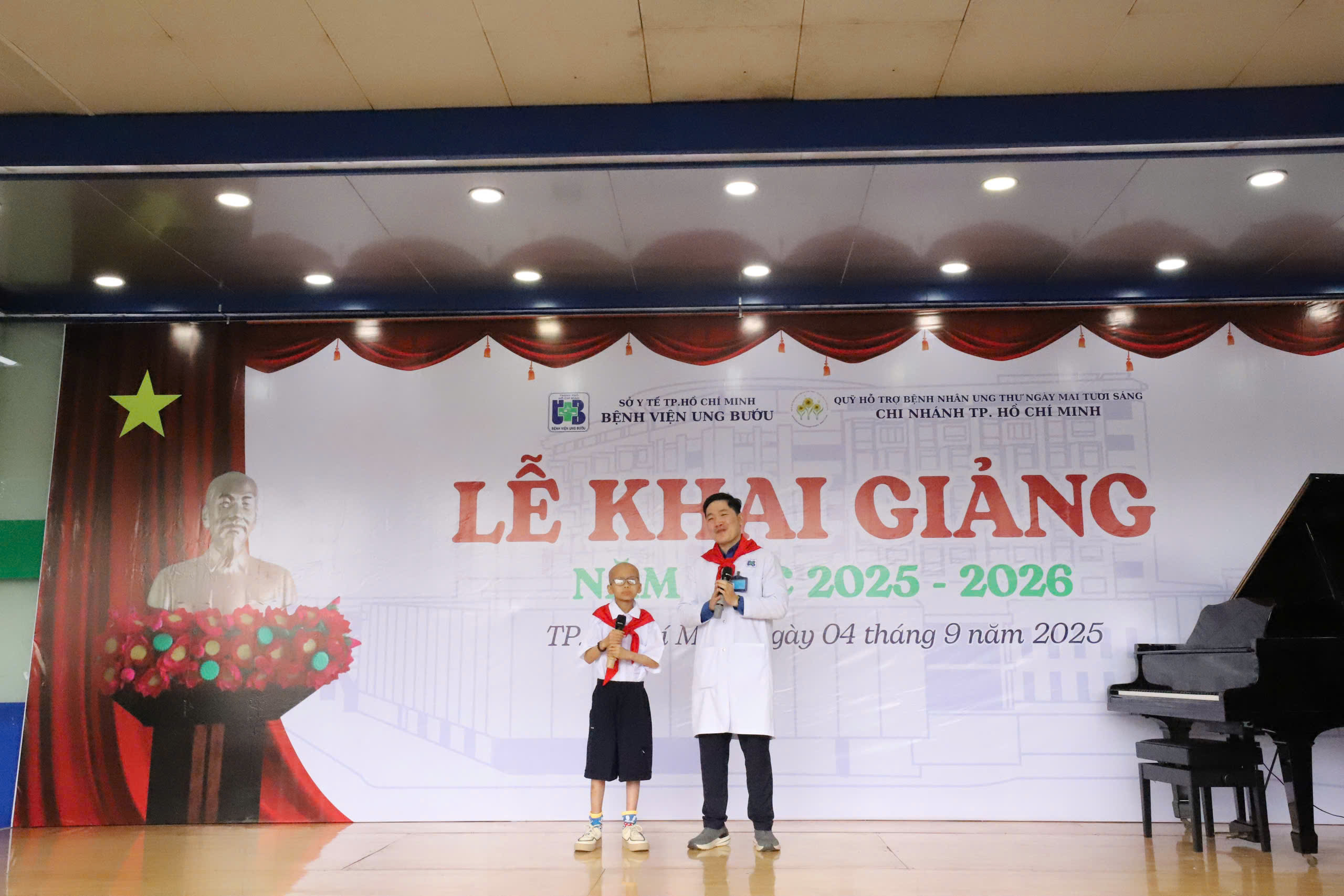 Xúc động lễ khai giảng lớp học đặc biệt của 40 ‘chiến binh ung thư' - Ảnh 8.