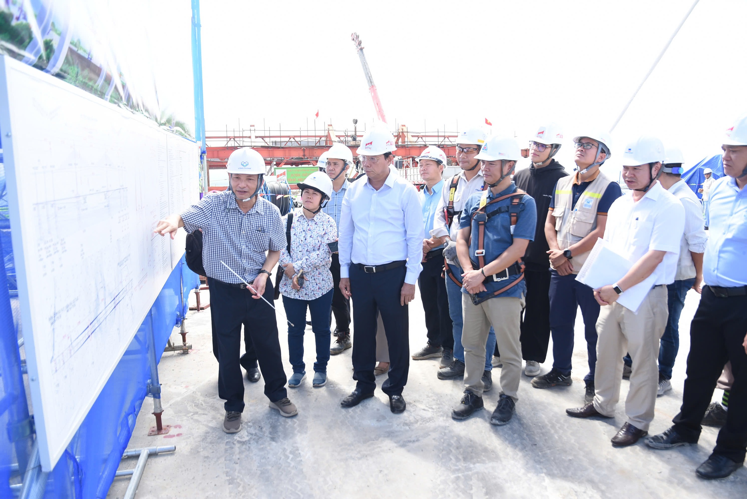 Cầu Phước An: Căng bó cáp dây văng , công trình vượt sông lớn nhất châu Á - Ảnh 1. Cầu Phước An: Căng bó cáp dây văng , công trình vượt sông lớn nhất châu Á - Ảnh 1.