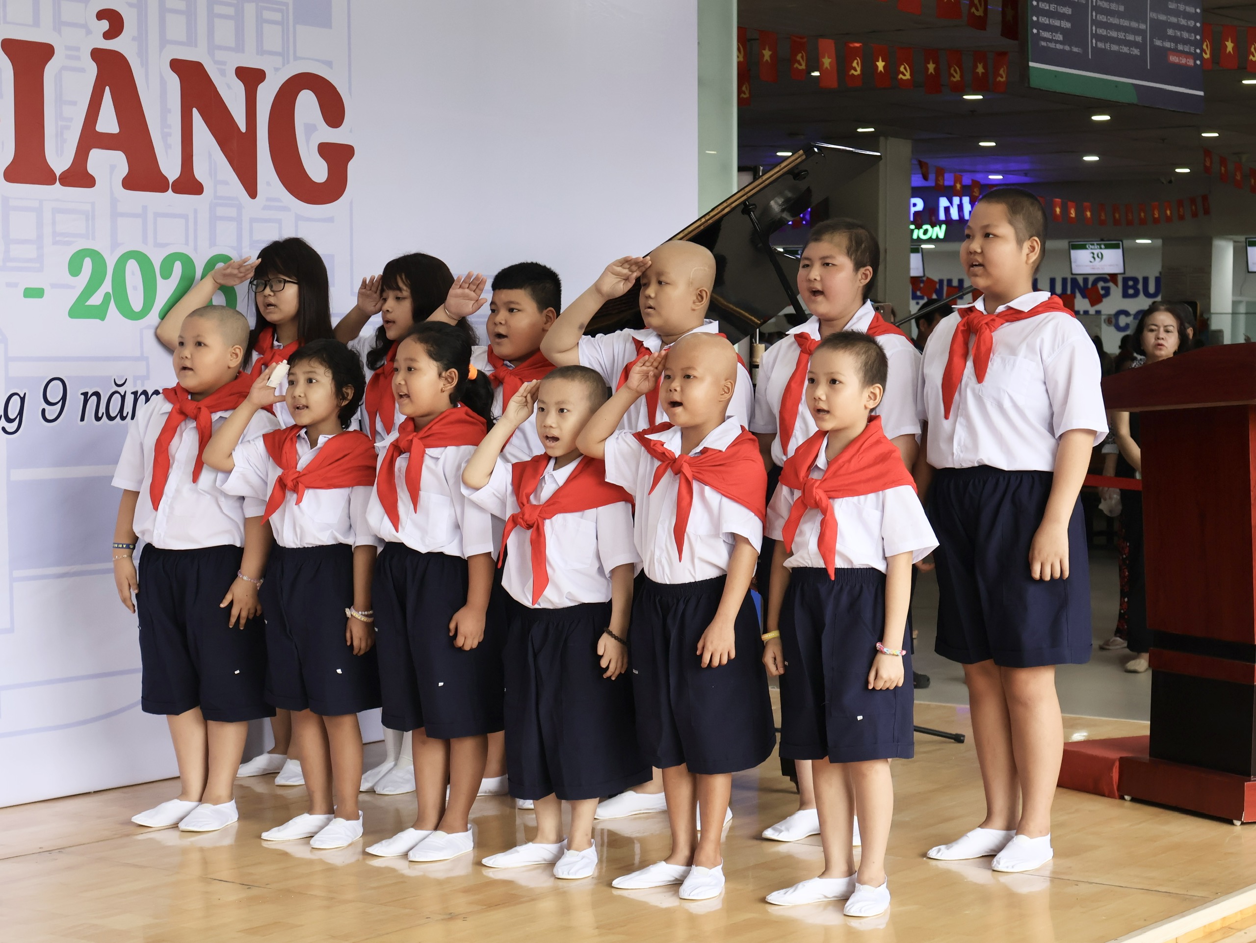 Xúc động lễ khai giảng lớp học đặc biệt của 40 ‘chiến binh ung thư' - Ảnh 7.