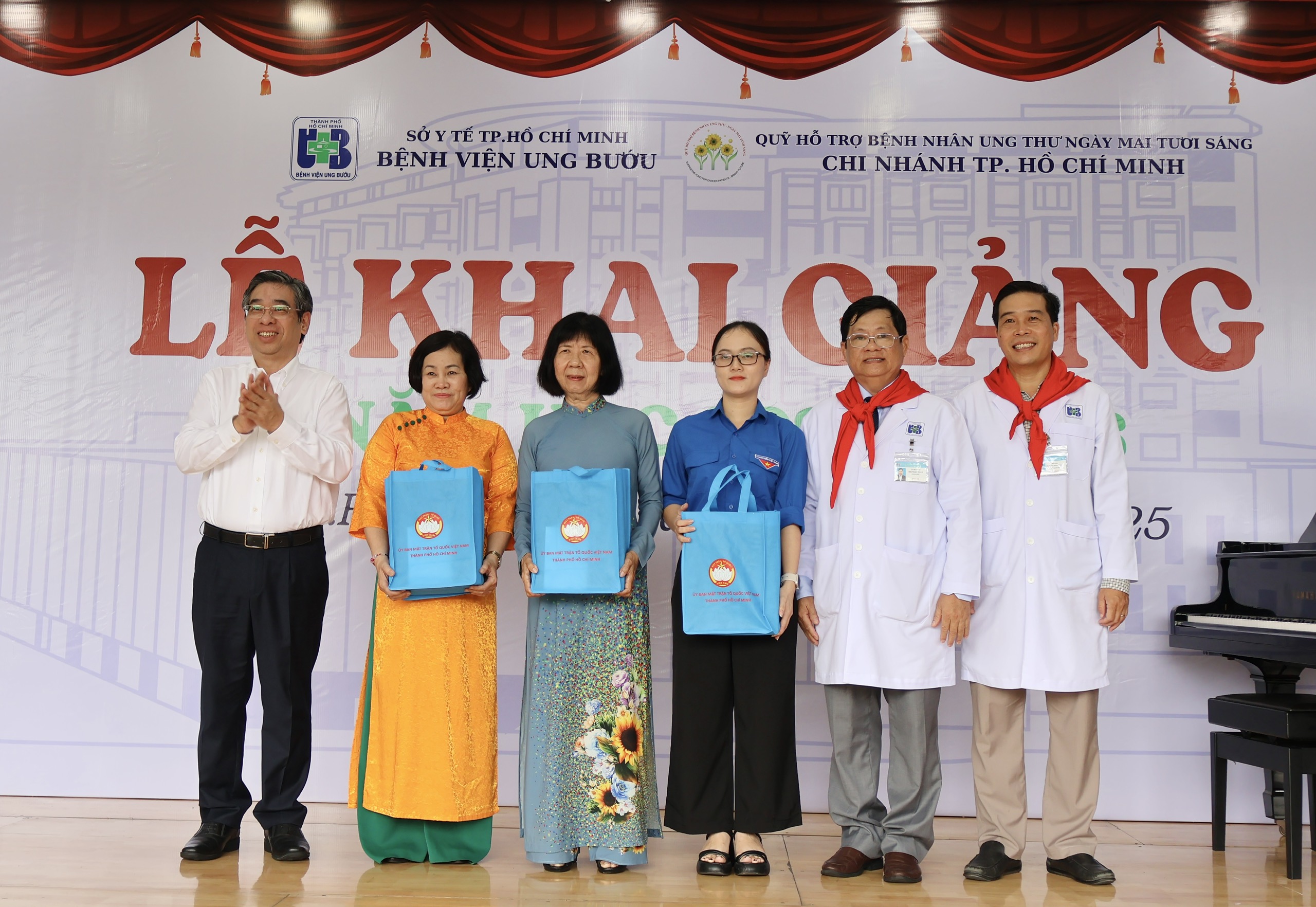 Xúc động lễ khai giảng lớp học đặc biệt của 40 ‘chiến binh ung thư' - Ảnh 5.