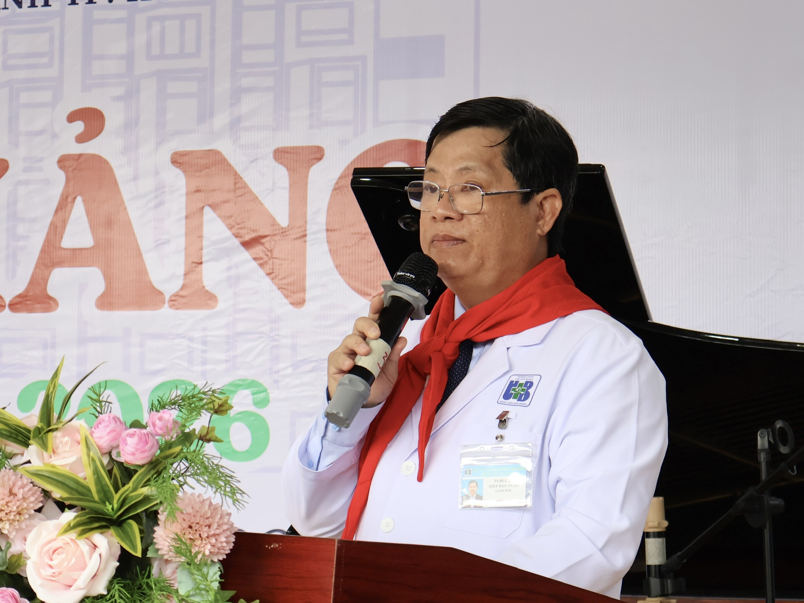 Xúc động lễ khai giảng lớp học đặc biệt của 40 ‘chiến binh ung thư' - Ảnh 4.