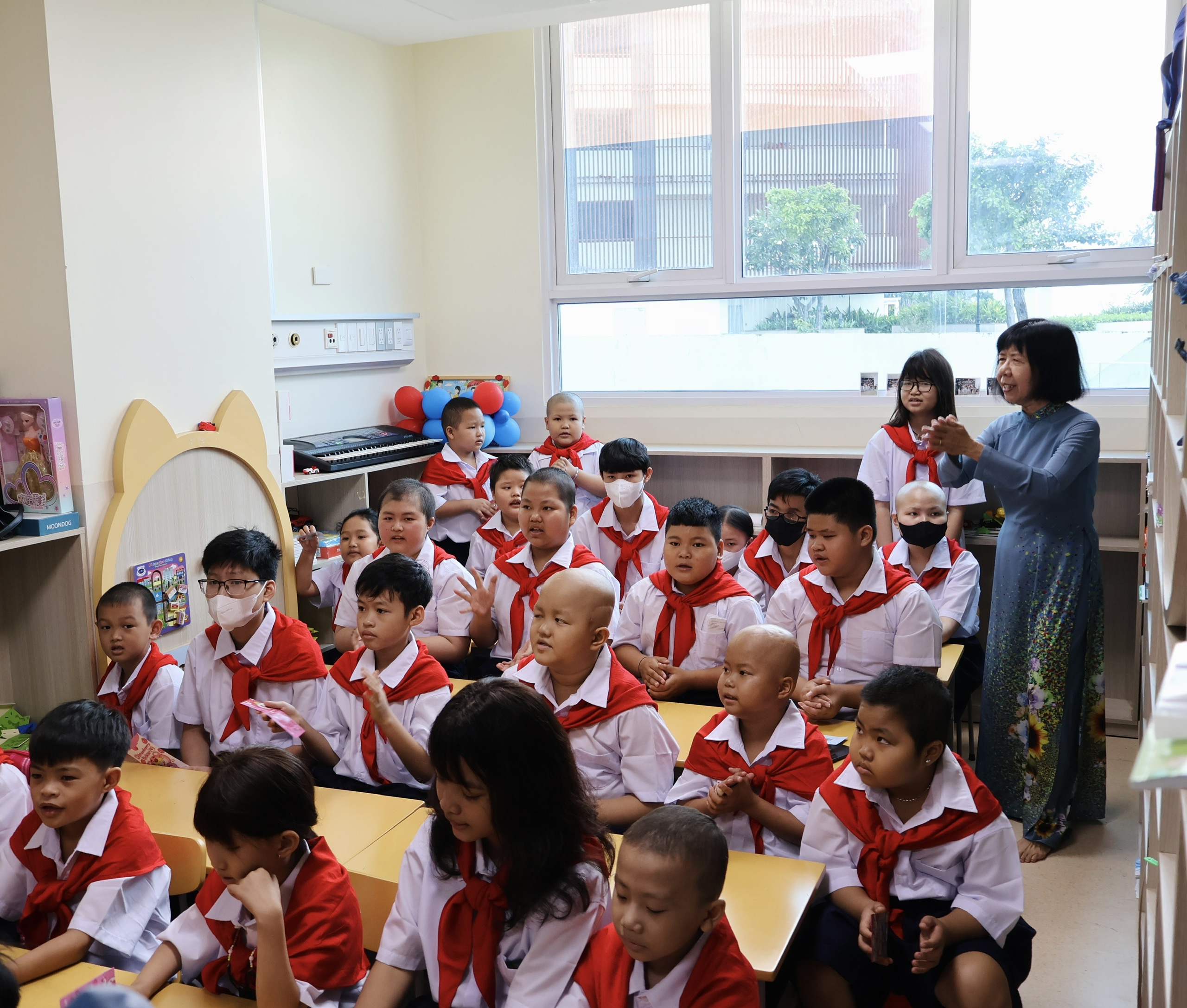 Xúc động lễ khai giảng lớp học đặc biệt của 40 ‘chiến binh ung thư' - Ảnh 6.