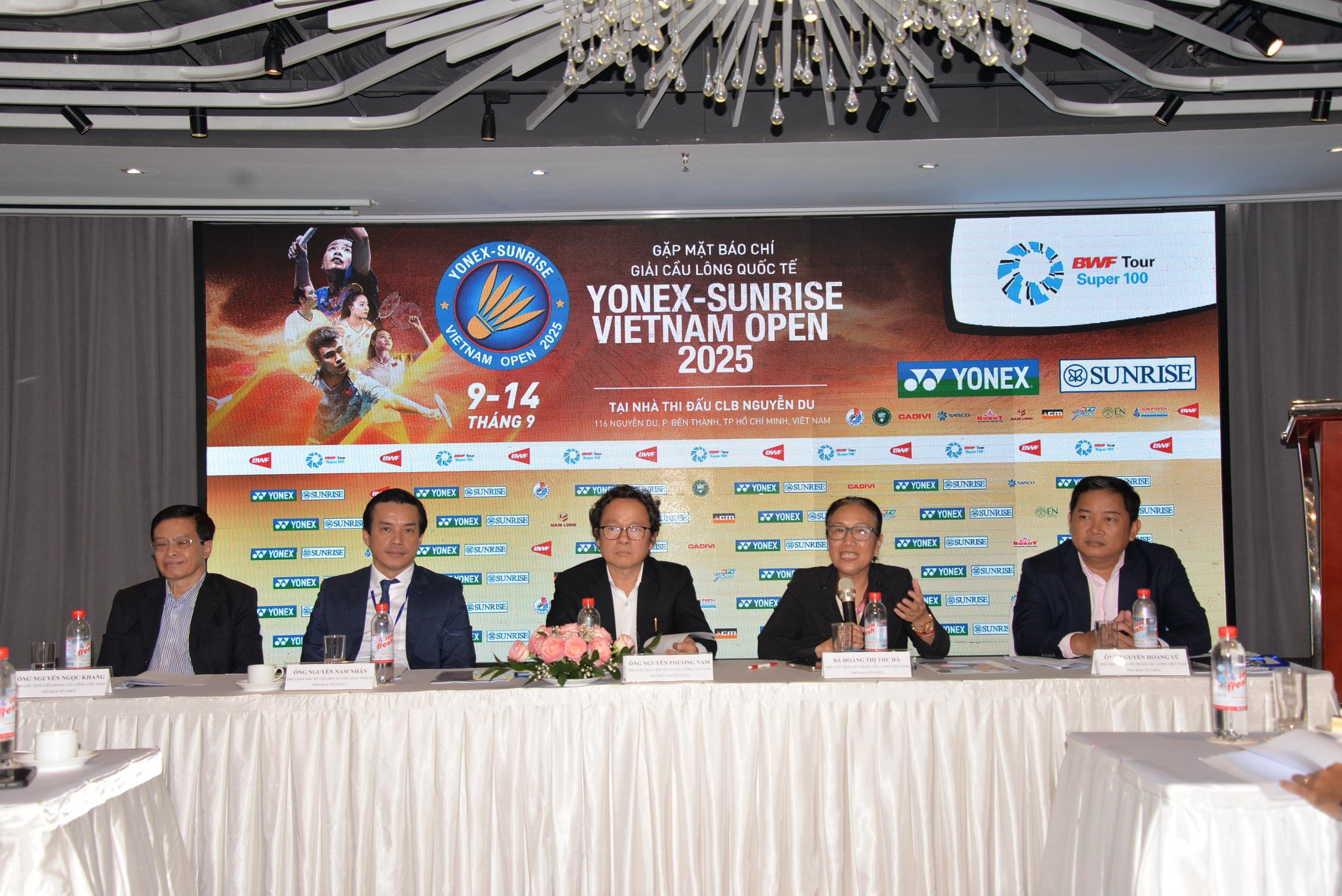 Tennisspelaren Nguyen Thuy Linh skapar dragningskraft inför Vietnam Open badmintonturnering - Foto 2. Tay vợt Nguyễn Thùy Linh tạo sức hút cho giải cầu lông Việt Nam mở rộng- Ảnh 2.