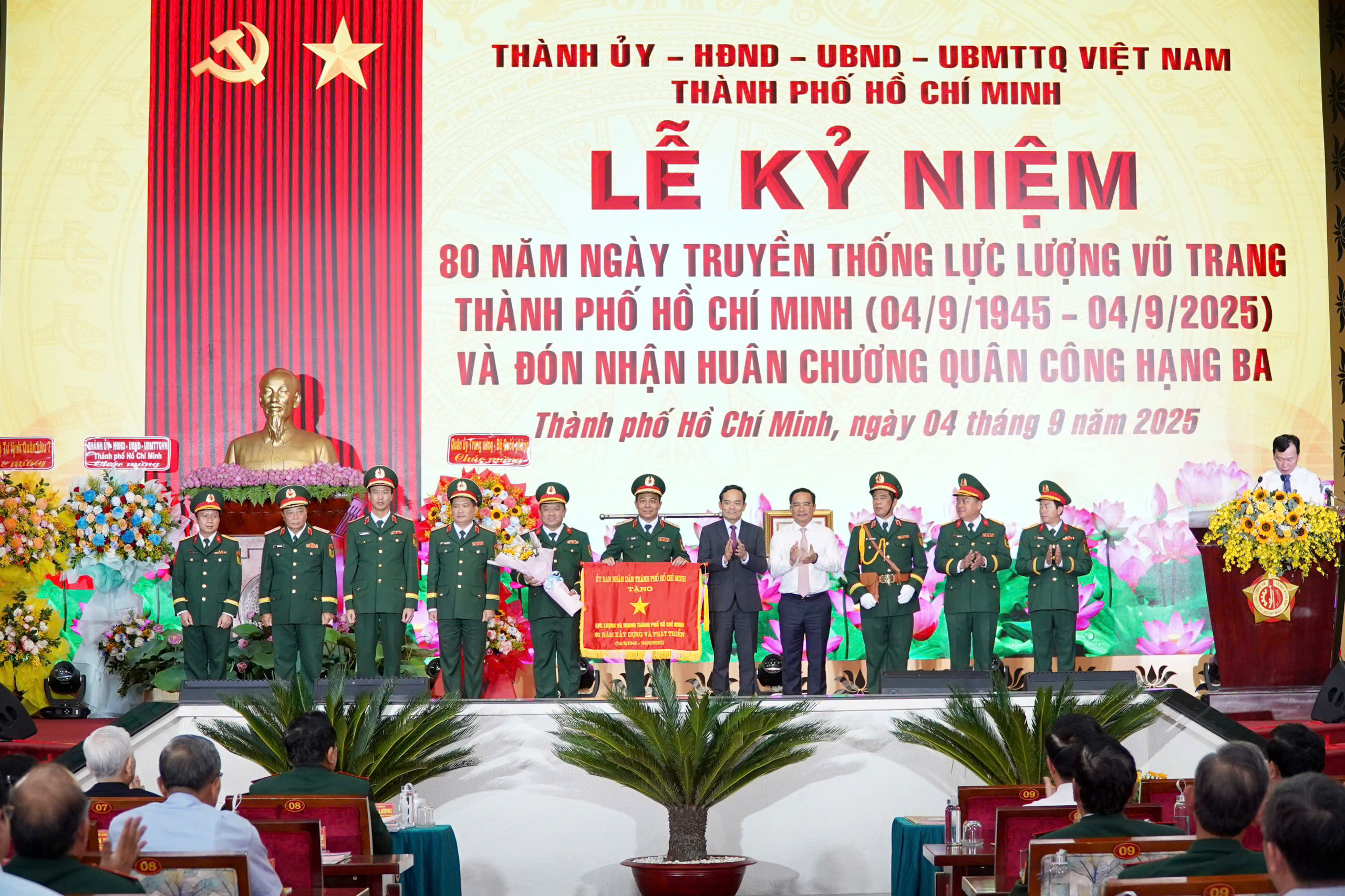 Bộ Tư lệnh TP.HCM nhận Huân chương Quân công hạng ba - Ảnh 3.
