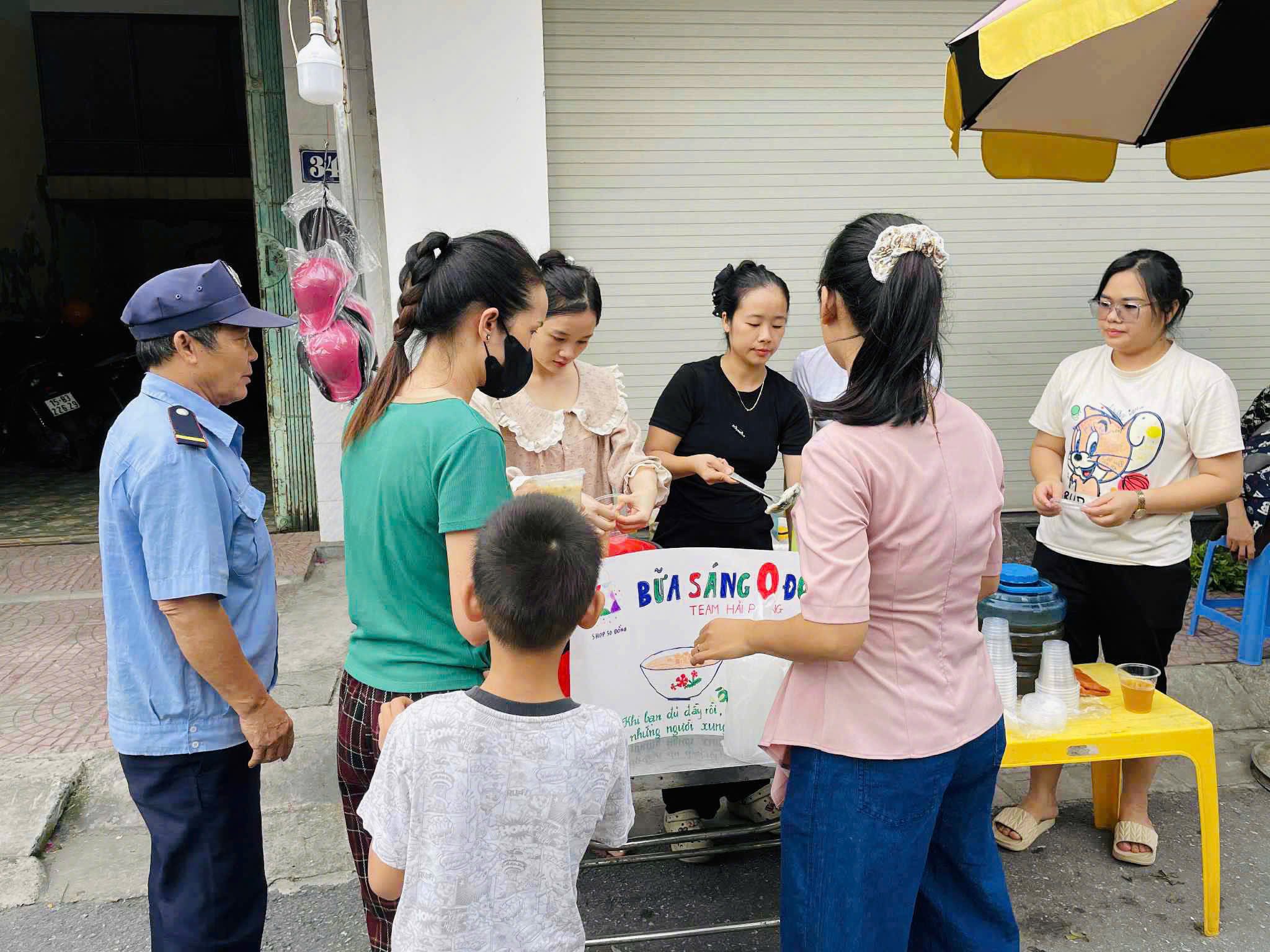 Ấm l&ograve;ng &ldquo;Shop 50 đồng&rdquo;: Nơi mẹ bỉm hỗ trợ lẫn nhau - Ảnh 2.