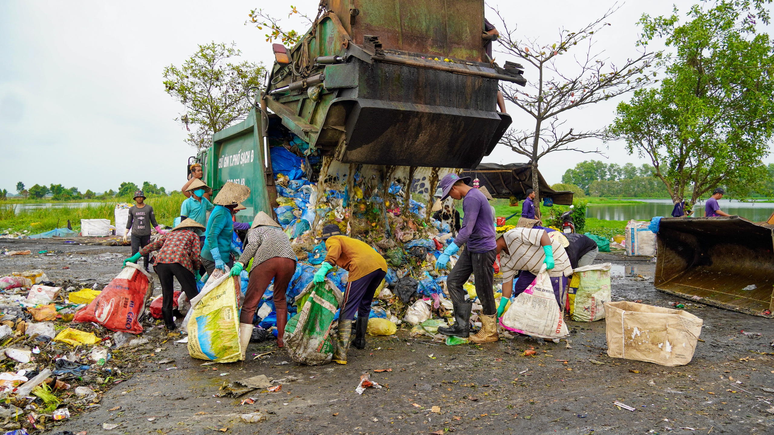 Người miền Tây mưu sinh: Ba thế hệ gắn đời mình với bãi rác - Ảnh 2. Người miền Tây mưu sinh: Ba thế hệ gắn đời mình với bãi rác - Ảnh 2.
