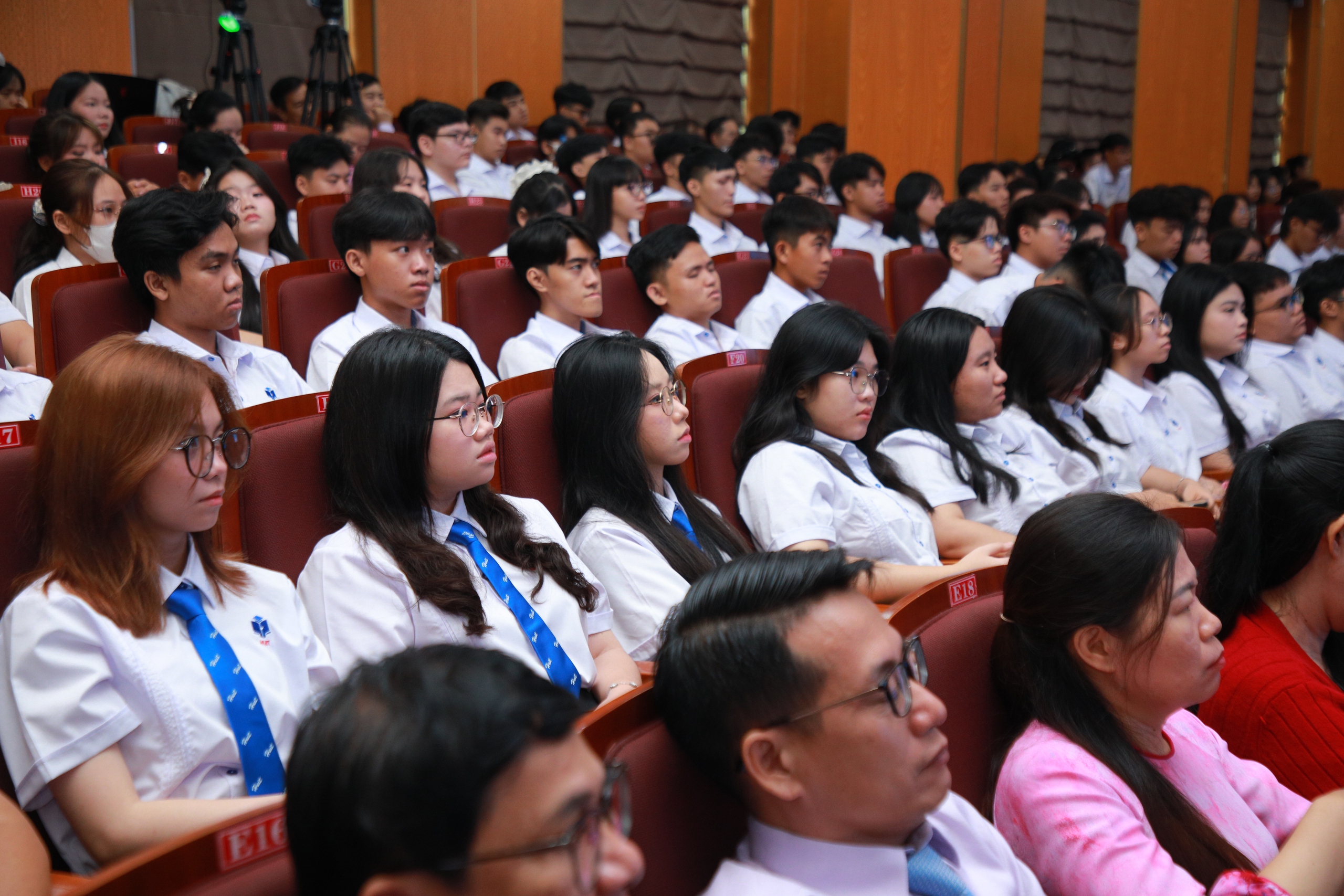 Trường ĐH Công thương TP.HCM tiếp nhận học bổng gần 3,5 tỷ đồng trong lễ khai giảng  - Ảnh 1.