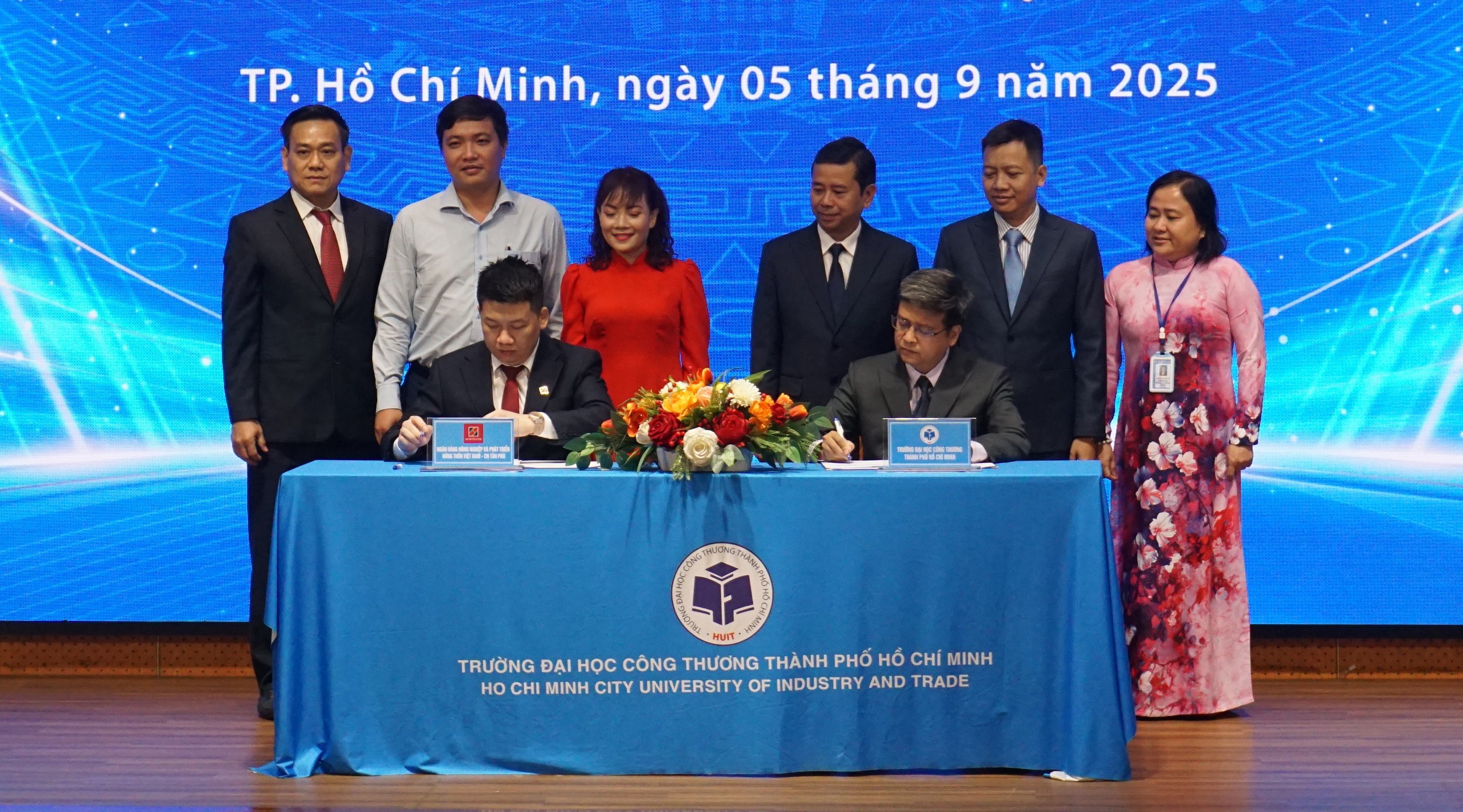 Trường ĐH Công thương TP.HCM tiếp nhận học bổng gần 3,5 tỷ đồng trong lễ khai giảng  - Ảnh 3.