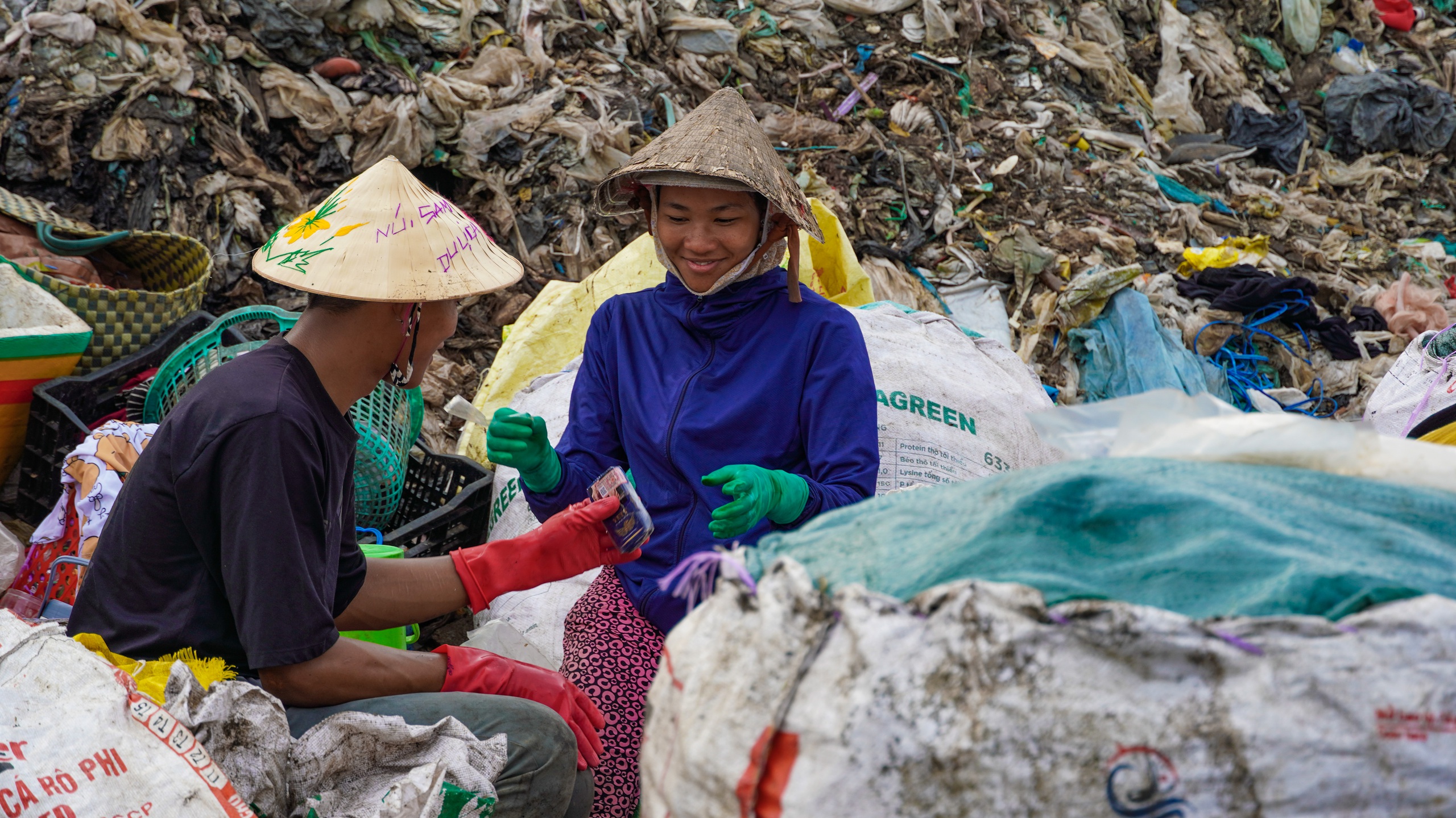 Người miền Tây mưu sinh: Ba thế hệ gắn đời mình với bãi rác - Ảnh 8. Người miền Tây mưu sinh: Ba thế hệ gắn đời mình với bãi rác - Ảnh 8.