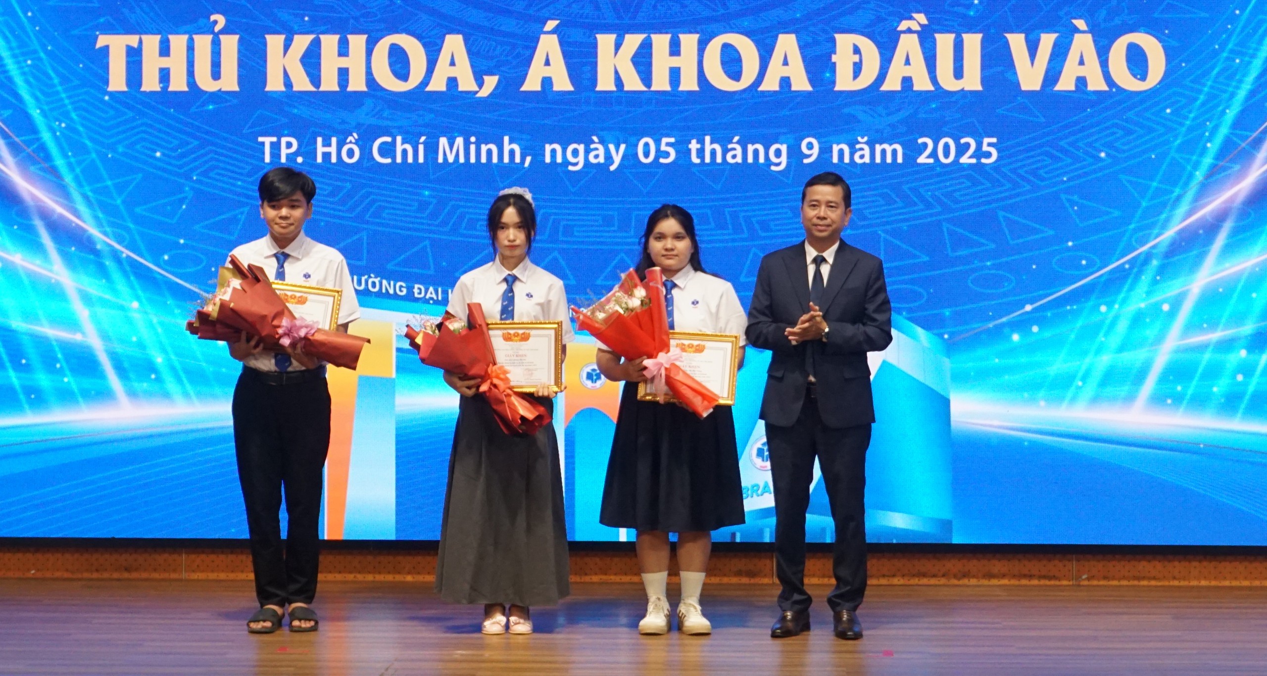 Trường ĐH Công thương TP.HCM tiếp nhận học bổng gần 3,5 tỷ đồng trong lễ khai giảng  - Ảnh 2.