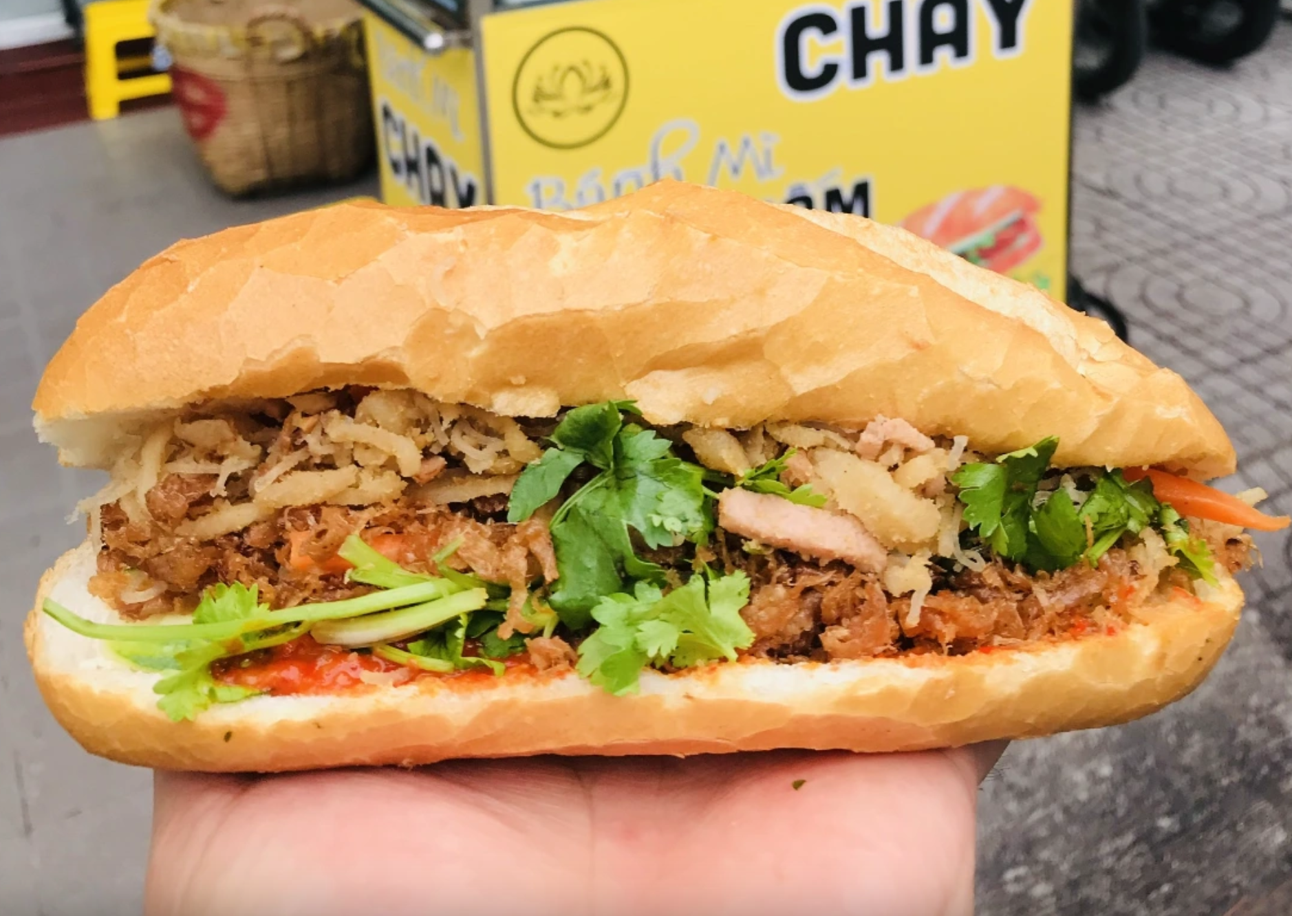 Rằm tháng 7 và 'bánh mì treo' nghĩa tình TP.HCM: Chị chủ xinh đẹp ăn chay trường - Ảnh 5.