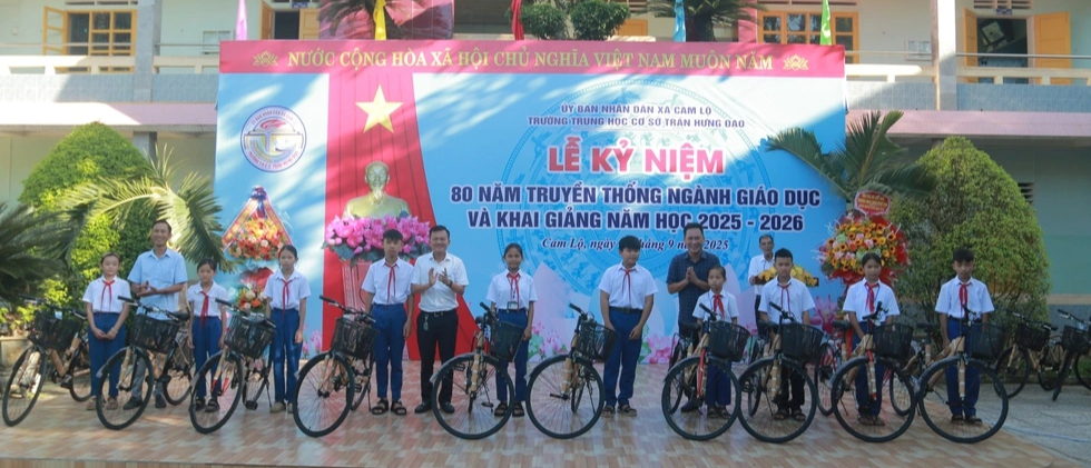 Gazeta Thanh Nien przekazała 20 rowerów biednym uczniom w Quang Tri - Zdjęcie 1. Báo Thanh Niên tặng 20 xe đạp cho các em học sinh nghèo Quảng Trị- Ảnh 1.