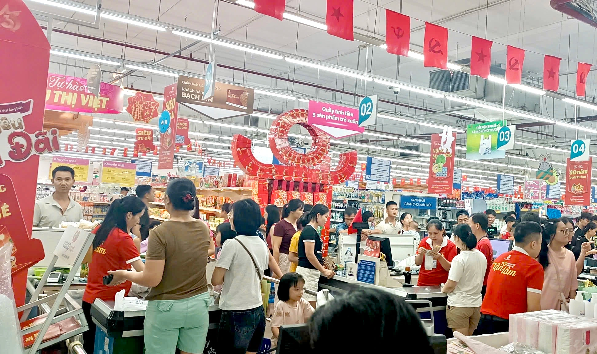 Co.opmart tặng hơn 10.000 hộp sữa cho học sinh dịp khai giảng năm học mới- Ảnh 1. Co.opmart tặng hơn 10.000 hộp sữa cho học sinh dịp khai giảng năm học mới- Ảnh 1.