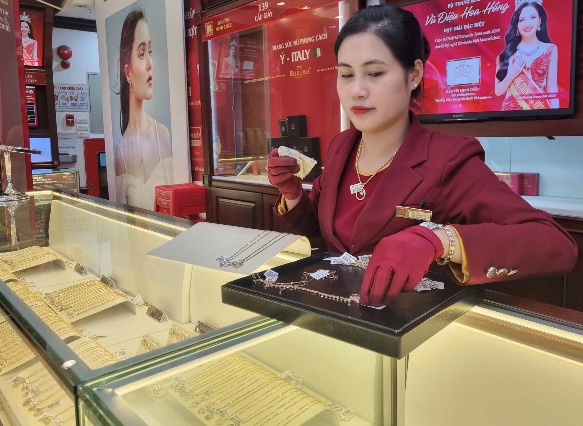 Giá vàng tăng chóng mặt , liệu có cơ hội giảm trong tương lai? - Ảnh 2. Giá vàng tăng chóng mặt , liệu có cơ hội giảm trong tương lai? - Ảnh 2.