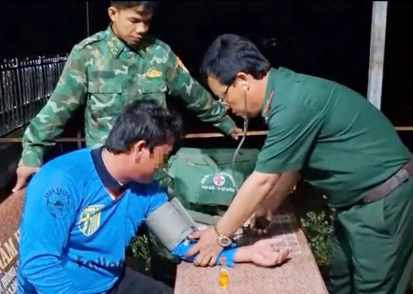 Chìm tàu cá, 4 thuyền viên trôi dạt trên vùng biển Cà Mau - Ảnh 2.