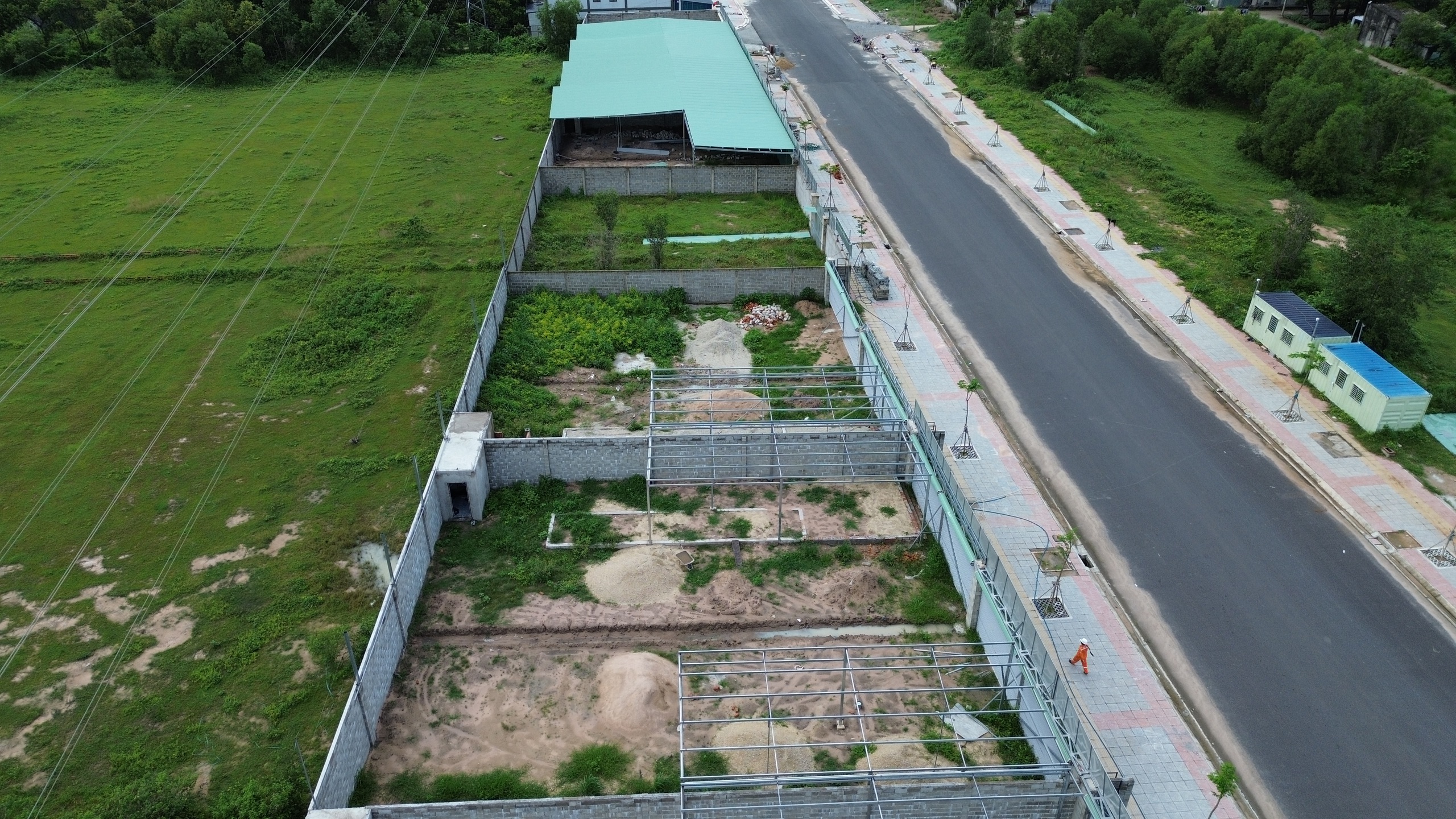 TP.HCM: Nhiều công trình xây dựng trái phép song song với đường dây điện cao thế 220Kv - Ảnh 4.