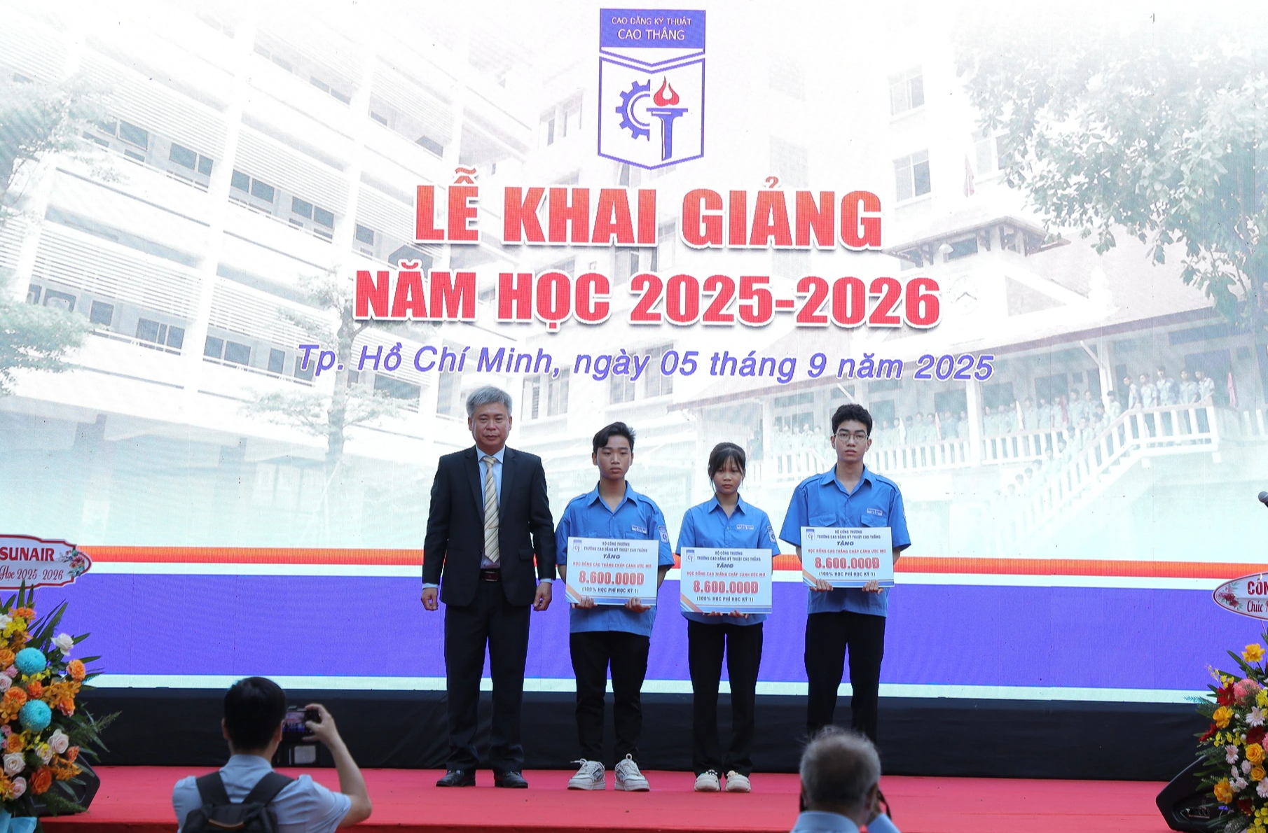 Khai giảng tại ngôi trường Bác Hồ từng học: Từ đam mê mạch điện đến thủ khoa - Ảnh 2.