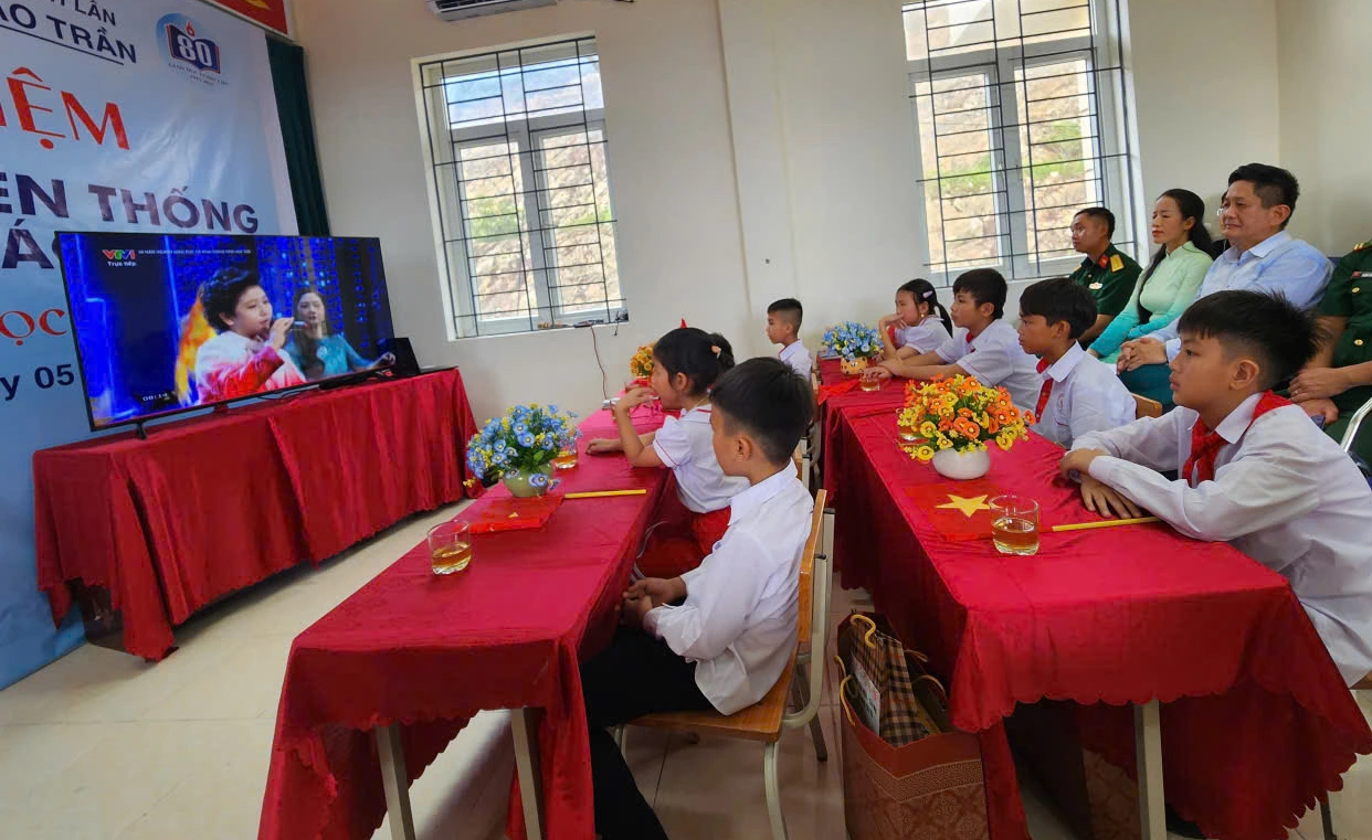Khai giảng nơi ngôi trường chỉ có 8 học sinh giữa biển khơi- Ảnh 1. Khai giảng nơi ngôi trường chỉ có 8 học sinh giữa biển khơi- Ảnh 1.