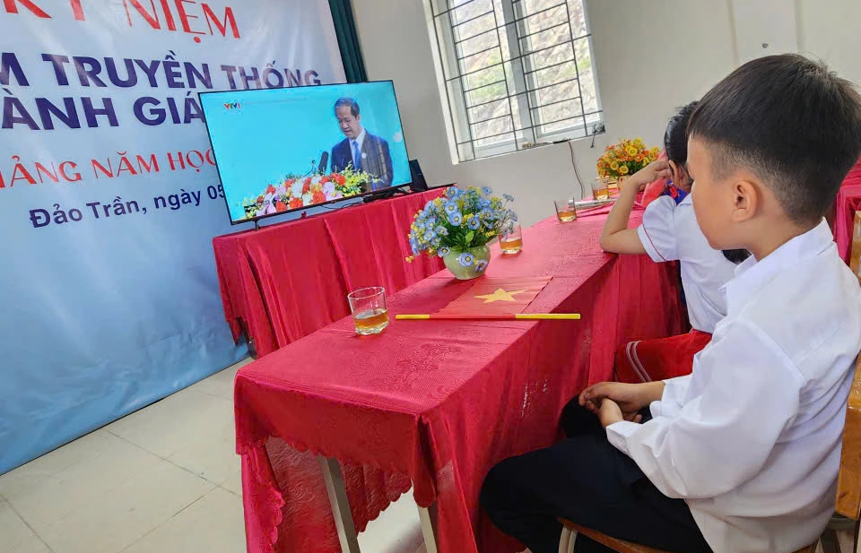 Khai giảng nơi ngôi trường chỉ có 8 học sinh giữa biển khơi- Ảnh 4. Khai giảng nơi ngôi trường chỉ có 8 học sinh giữa biển khơi- Ảnh 4.
