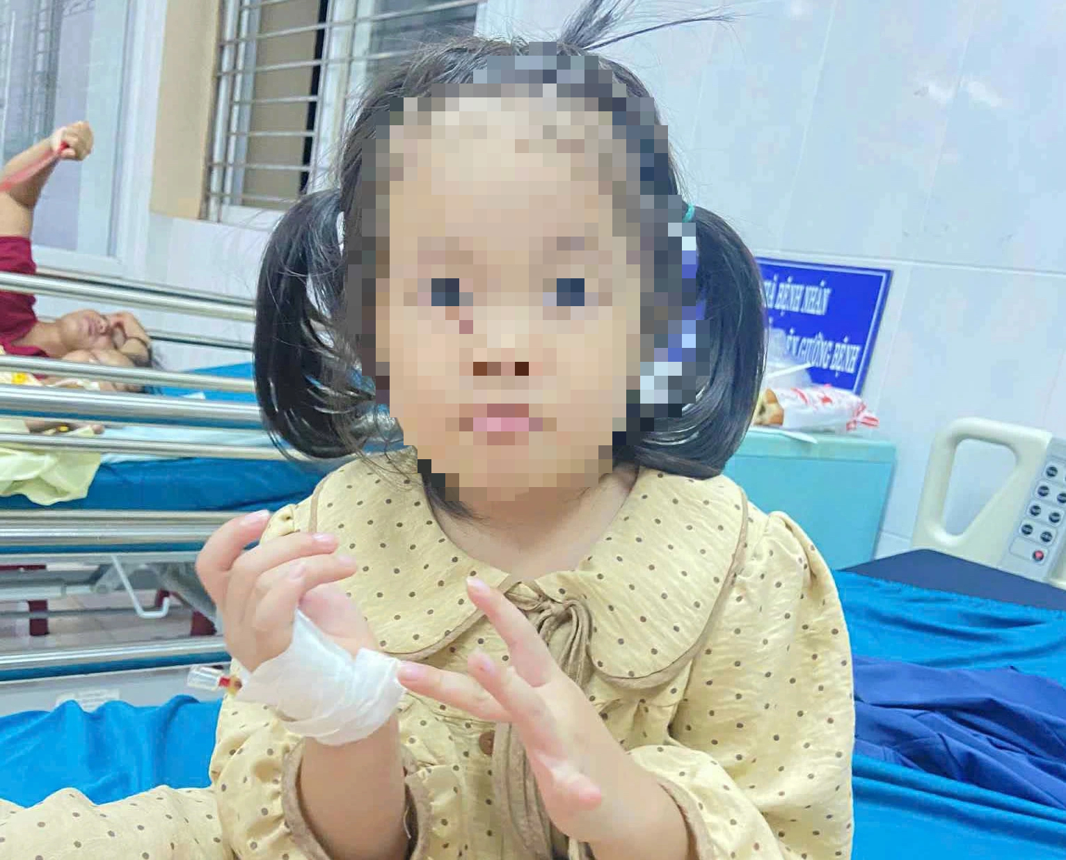 CSGT dẫn đường cấp cứu bé gái bị rắn lục cắn - Ảnh 2.