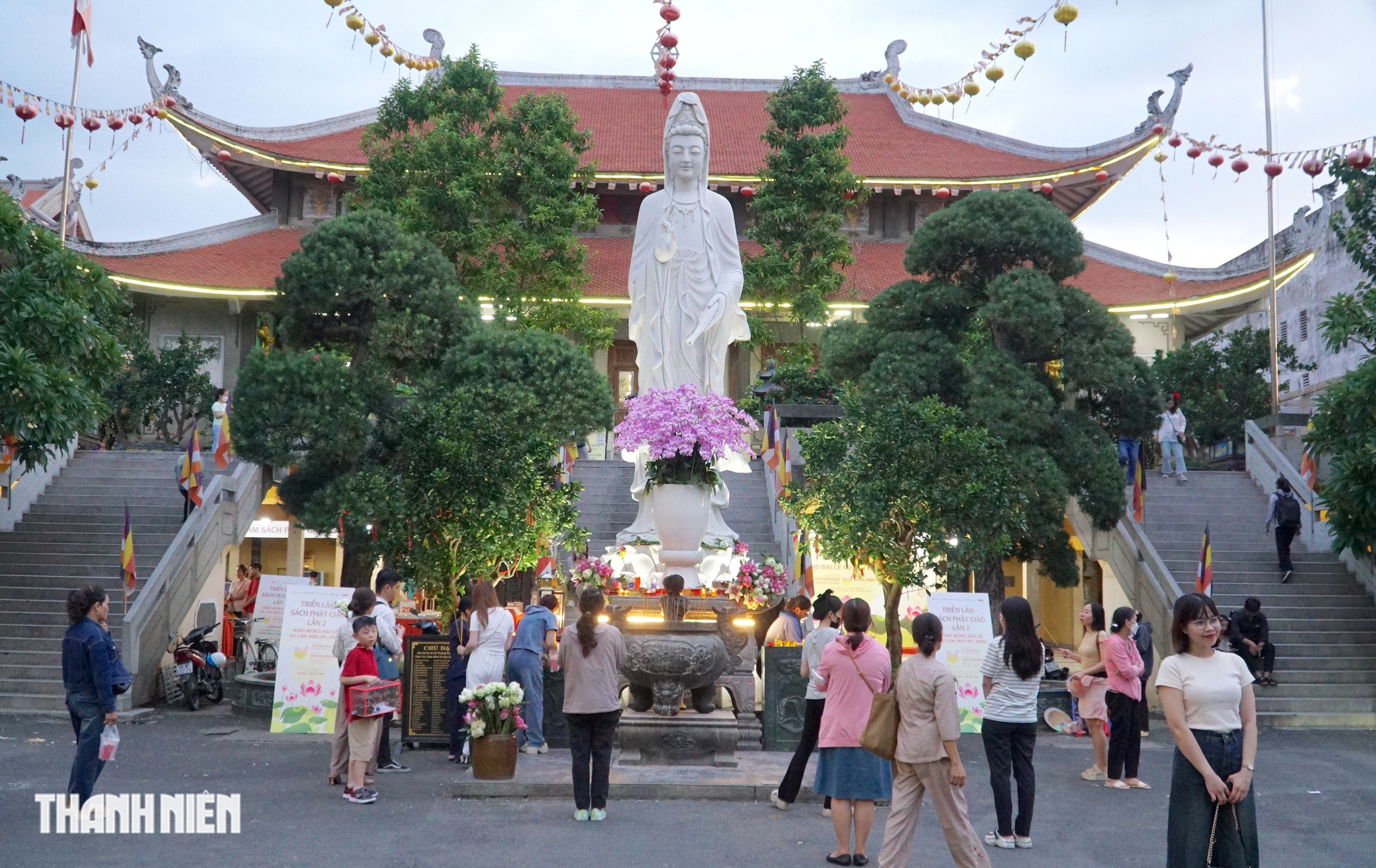 Lễ Vu Lan 2025: Dòng người về các chùa ở TP.HCM cầu an, báo hiếu - Ảnh 4.