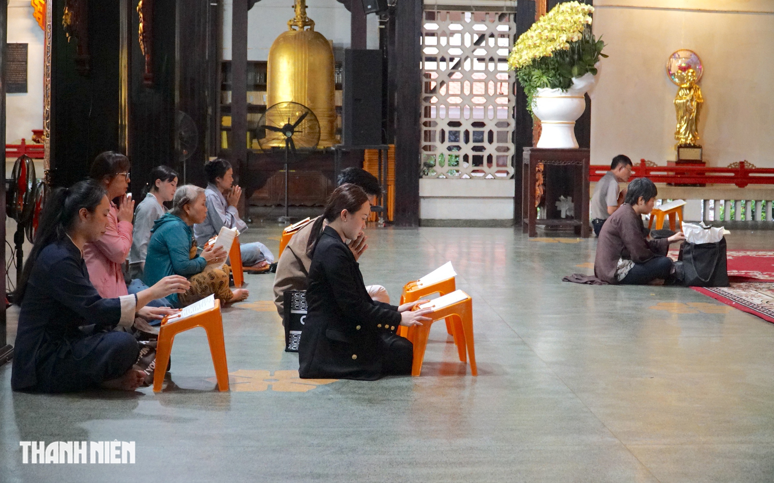 Lễ Vu Lan 2025: Dòng người về các chùa ở TP.HCM cầu an, báo hiếu - Ảnh 7.
