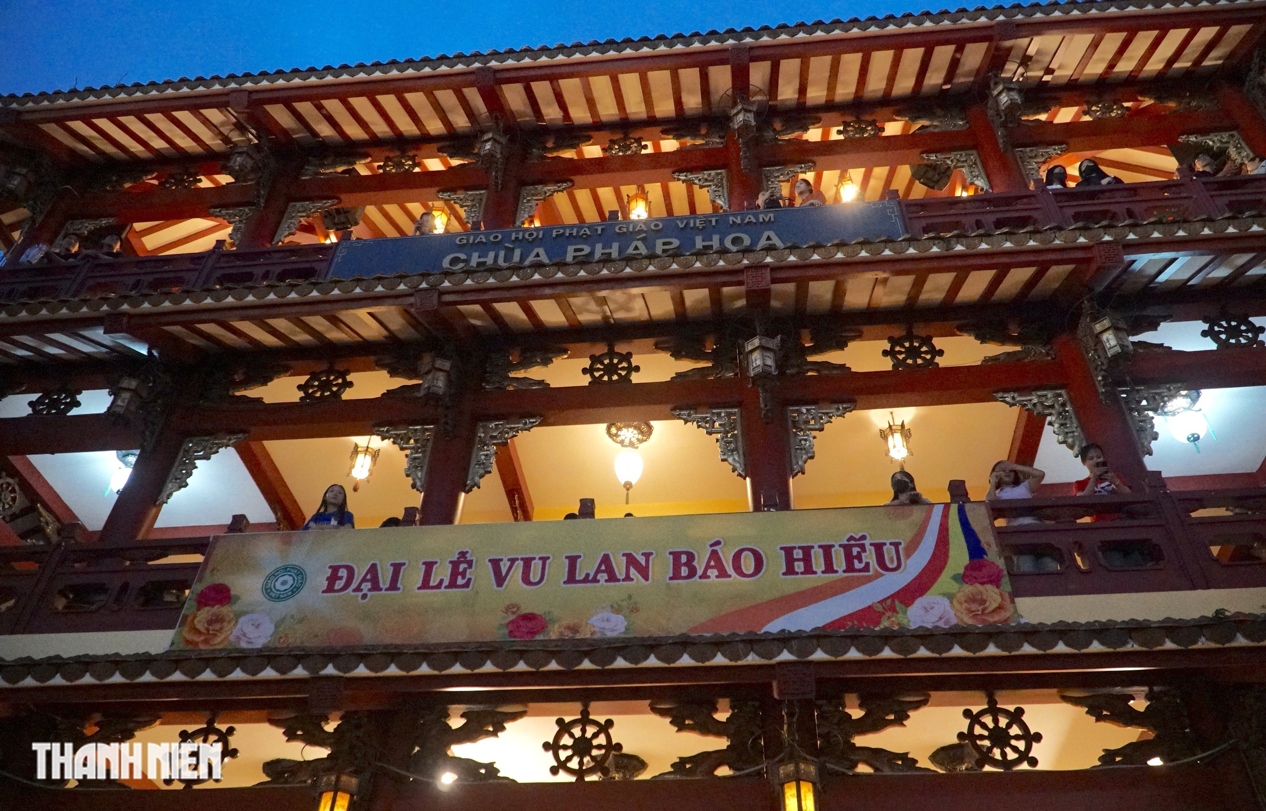 Lễ Vu Lan 2025: Dòng người về các chùa ở TP.HCM cầu an, báo hiếu - Ảnh 8.