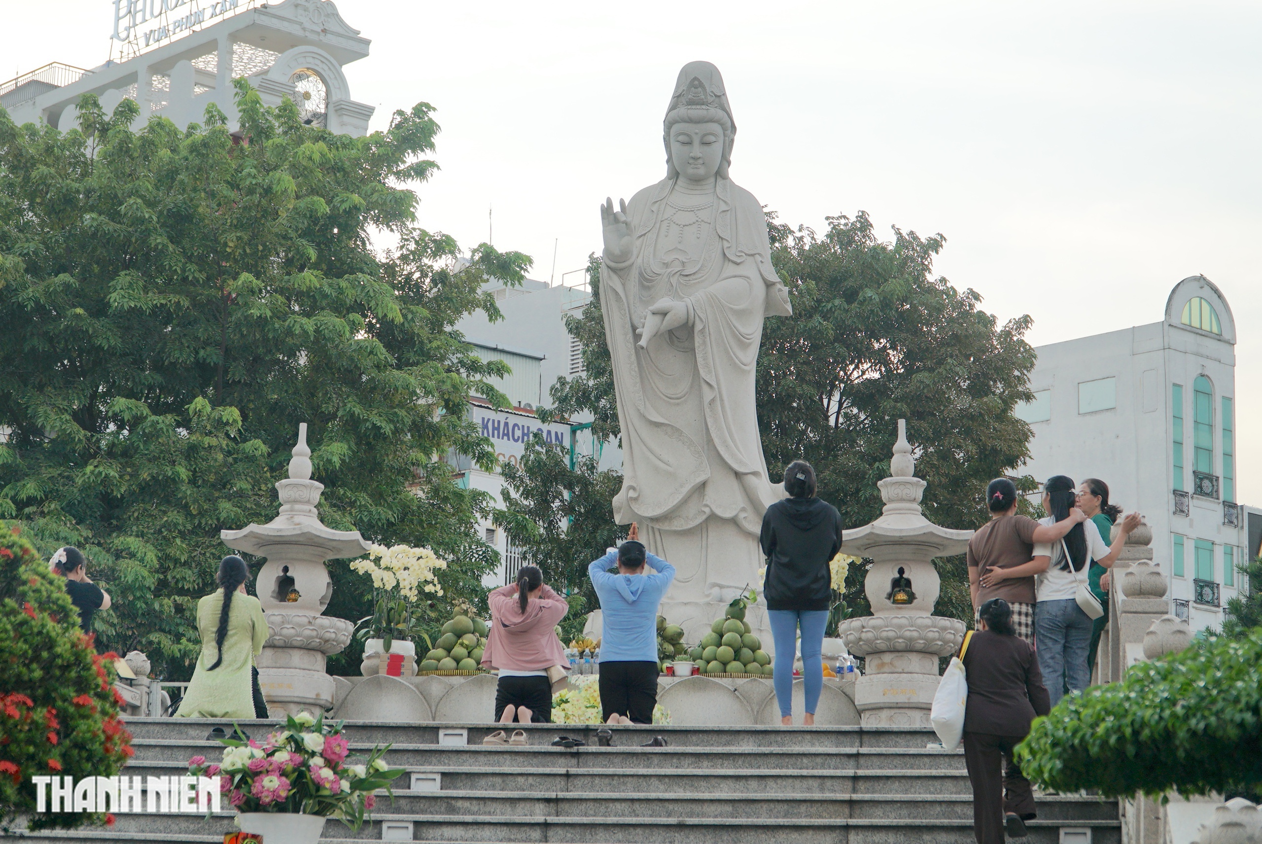 Lễ Vu Lan 2025: Dòng người về các chùa ở TP.HCM cầu an, báo hiếu - Ảnh 1.
