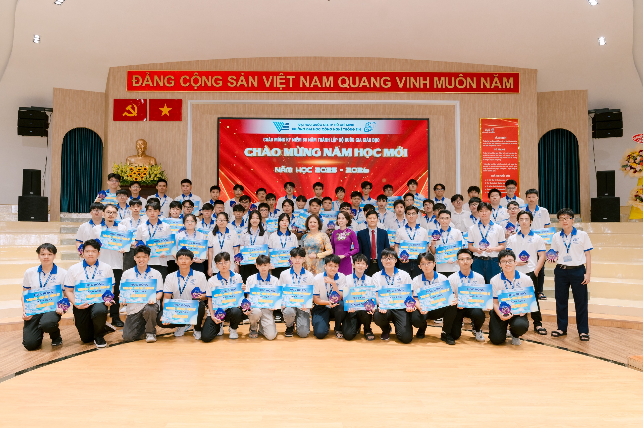 Ấn tượng lễ khai giảng UIT 2025: Thủ khoa kép ‘tiết lộ’ bí quyết học tập - Ảnh 2.