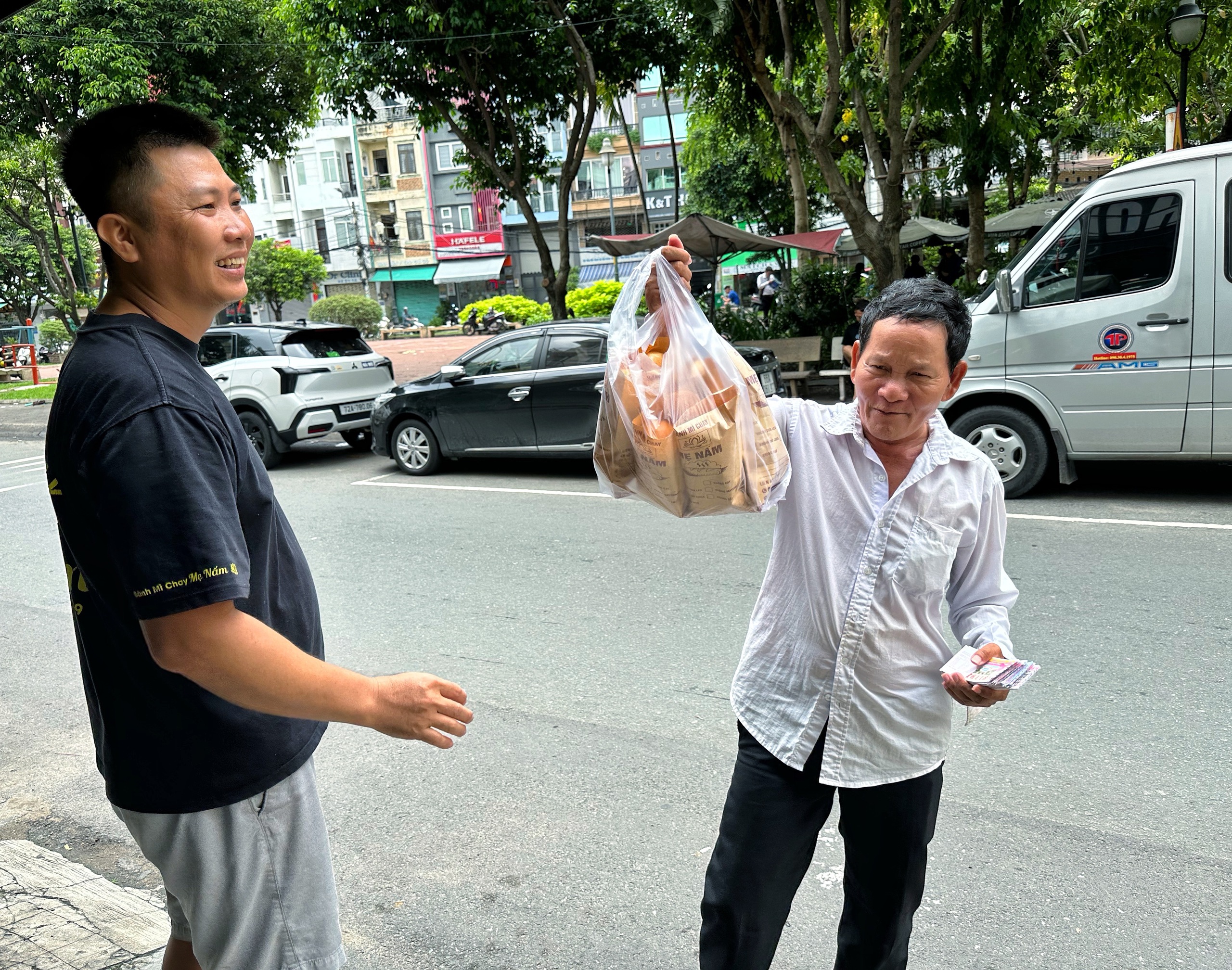 Rằm tháng 7 và 'bánh mì treo' nghĩa tình TP.HCM: Chị chủ xinh đẹp ăn chay trường - Ảnh 2.