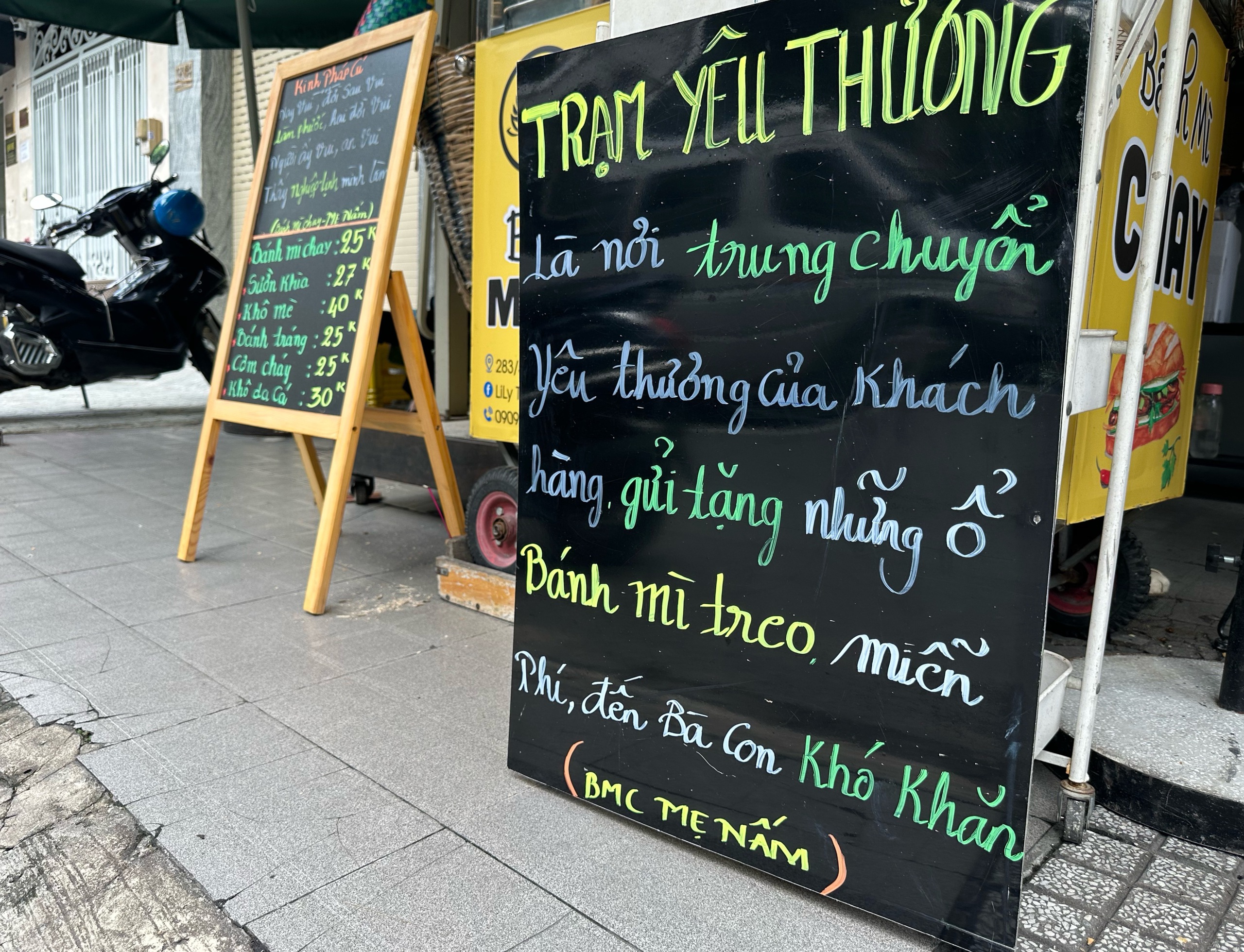 Rằm tháng 7 và 'bánh mì treo' nghĩa tình TP.HCM: Chị chủ xinh đẹp ăn chay trường - Ảnh 4.