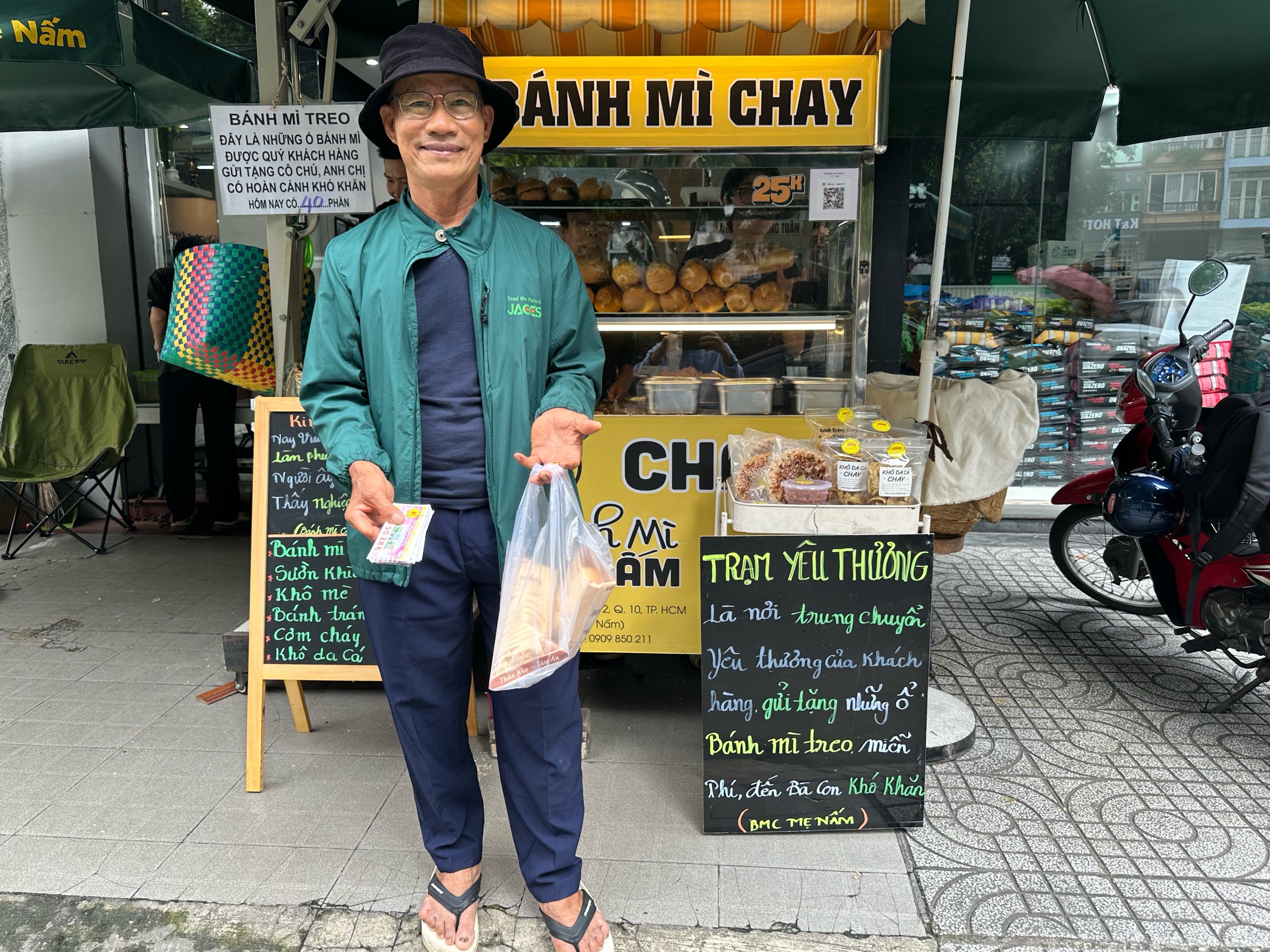 Rằm tháng 7 và 'bánh mì treo' nghĩa tình TP.HCM: Chị chủ xinh đẹp ăn chay trường - Ảnh 3.