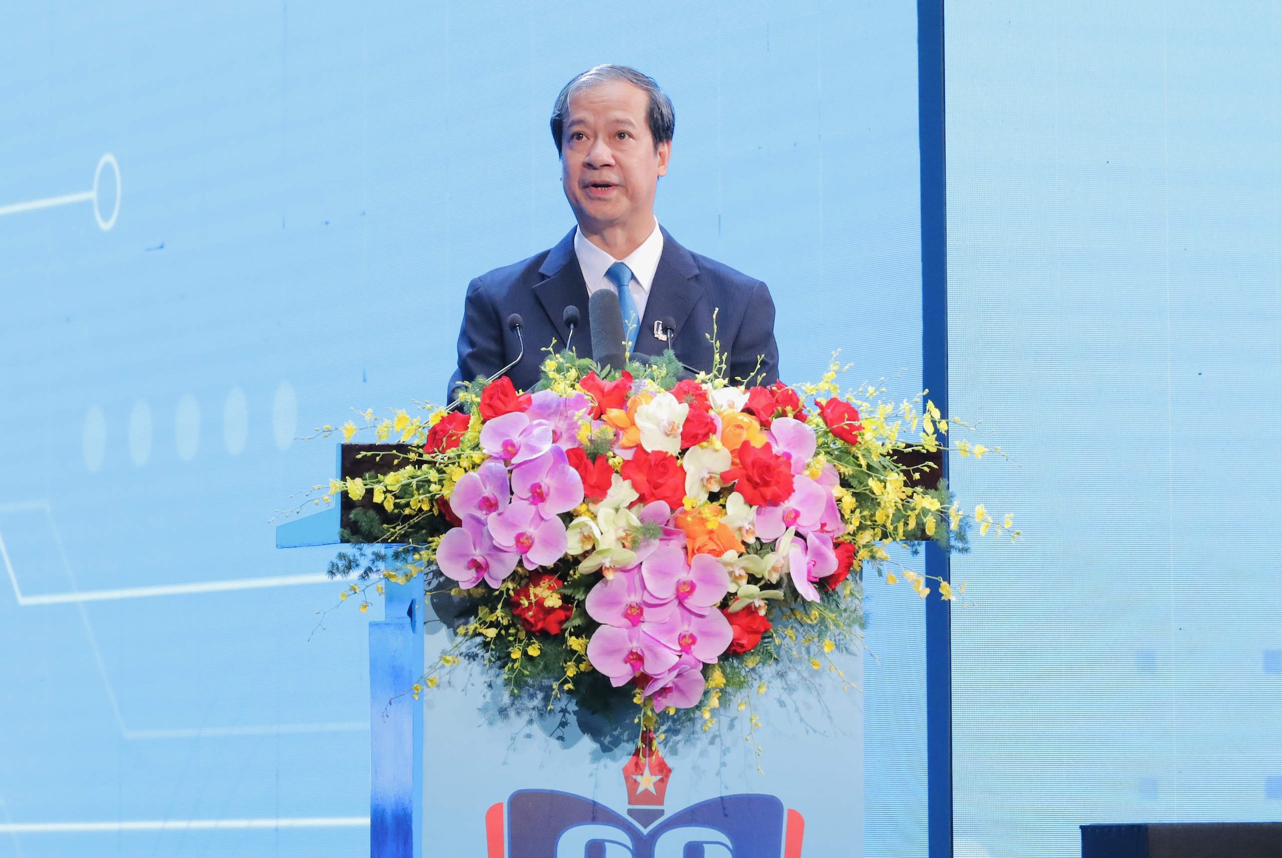 Utdanningsminister Nguyen Kim Son: «Utvikling av en ny plan for lærebøker» – Bilde 1. Bộ trưởng Bộ GD-ĐT Nguyễn Kim Sơn: 'Lên phương án mới về sách giáo khoa'  - Ảnh 1.