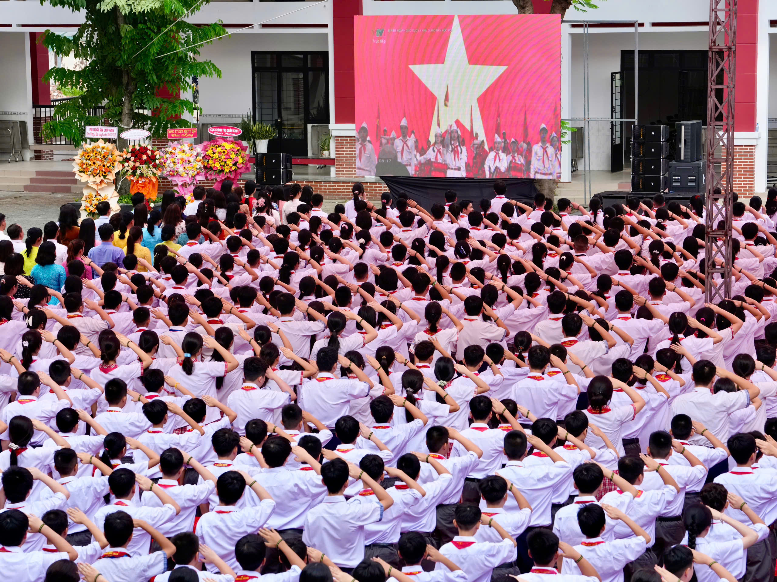 Những hình ảnh tuyệt đẹp ngày khai giảng ở siêu đô thị lớn nhất cả nước - Ảnh 10.