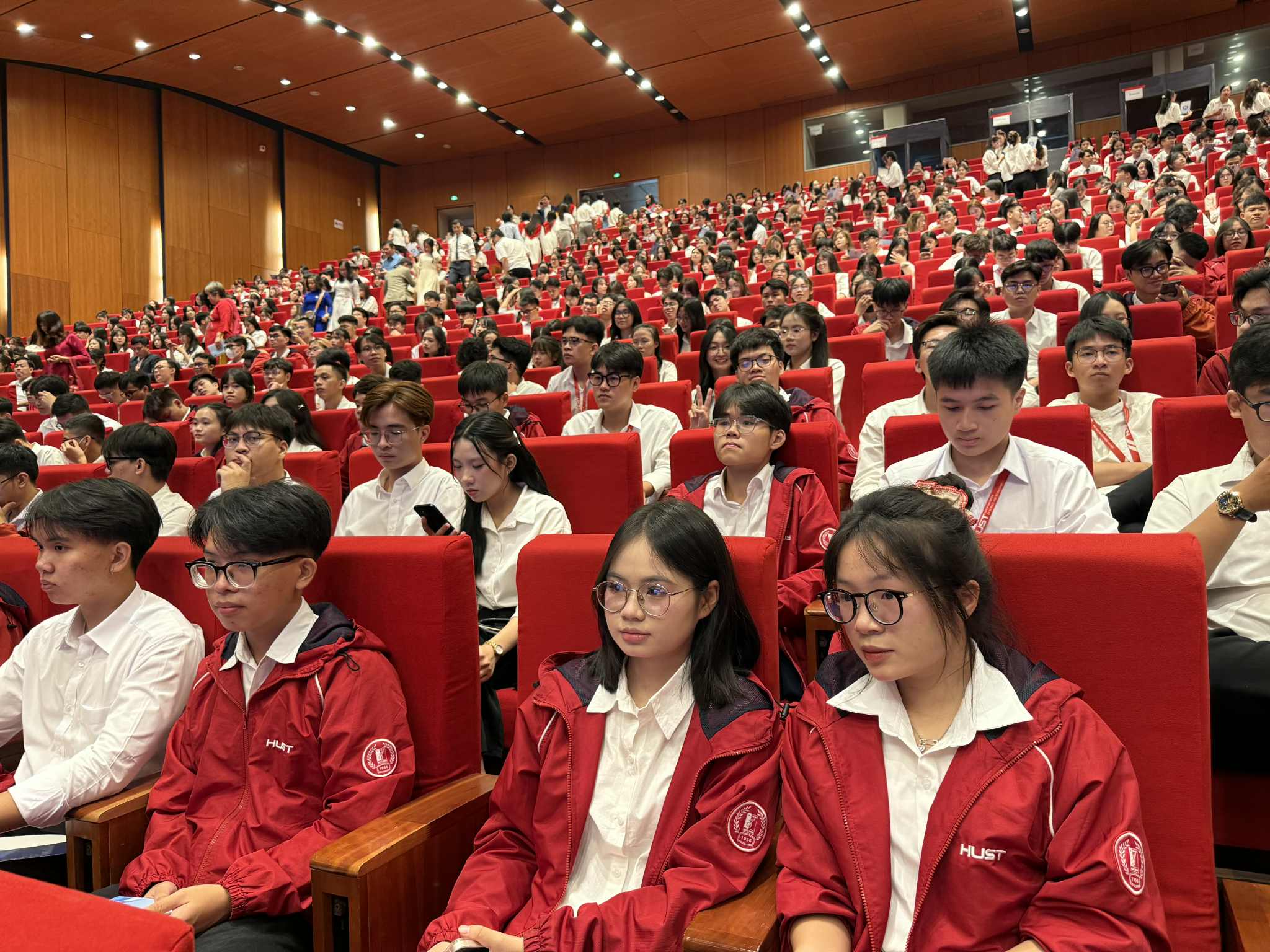 Utdanningsminister Nguyen Kim Son: «Utvikler en ny plan for lærebøker» – Bilde 2. Bộ trưởng Bộ GD-ĐT Nguyễn Kim Sơn: 'Lên phương án mới về sách giáo khoa'  - Ảnh 2.