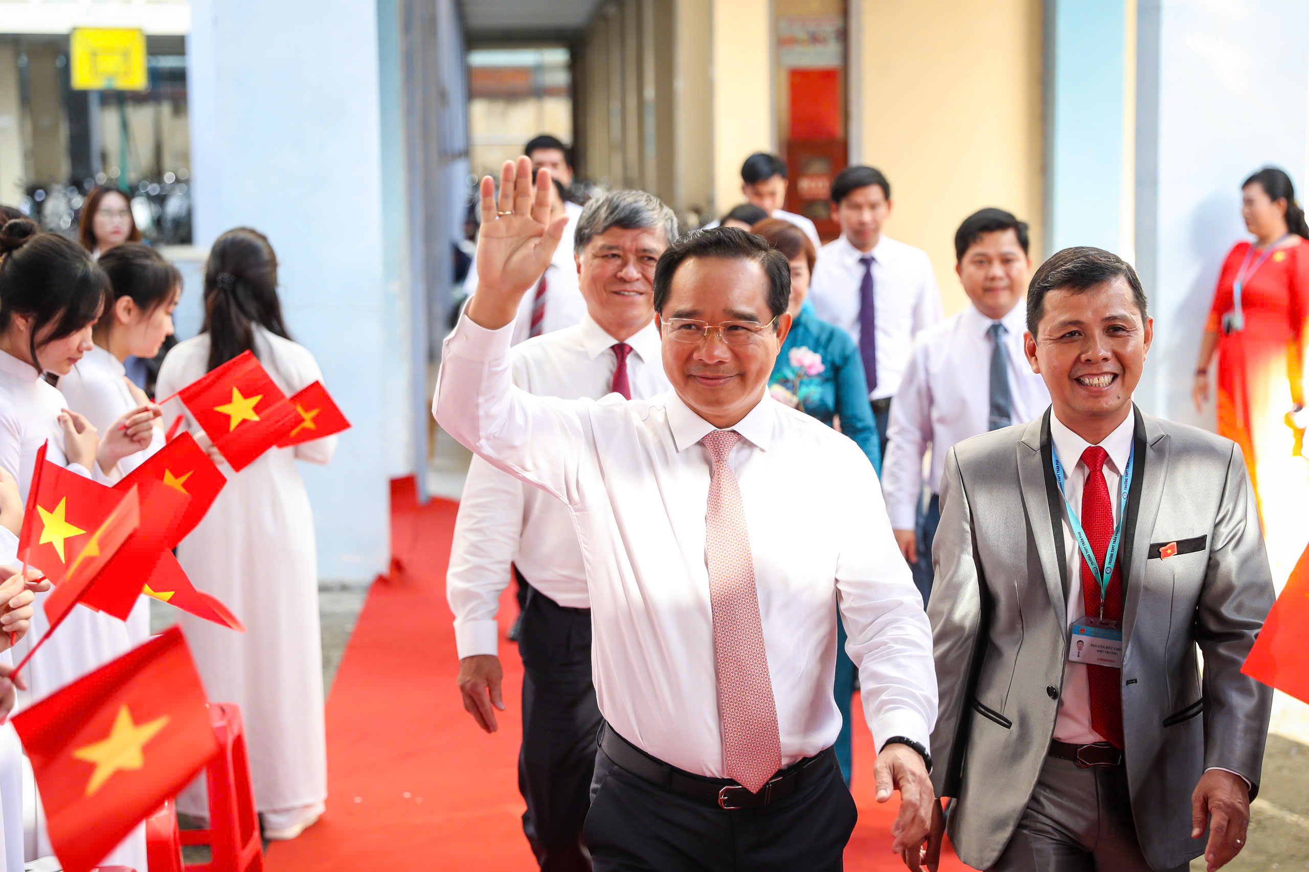 Những hình ảnh tuyệt đẹp ngày khai giảng ở siêu đô thị lớn nhất cả nước - Ảnh 1.