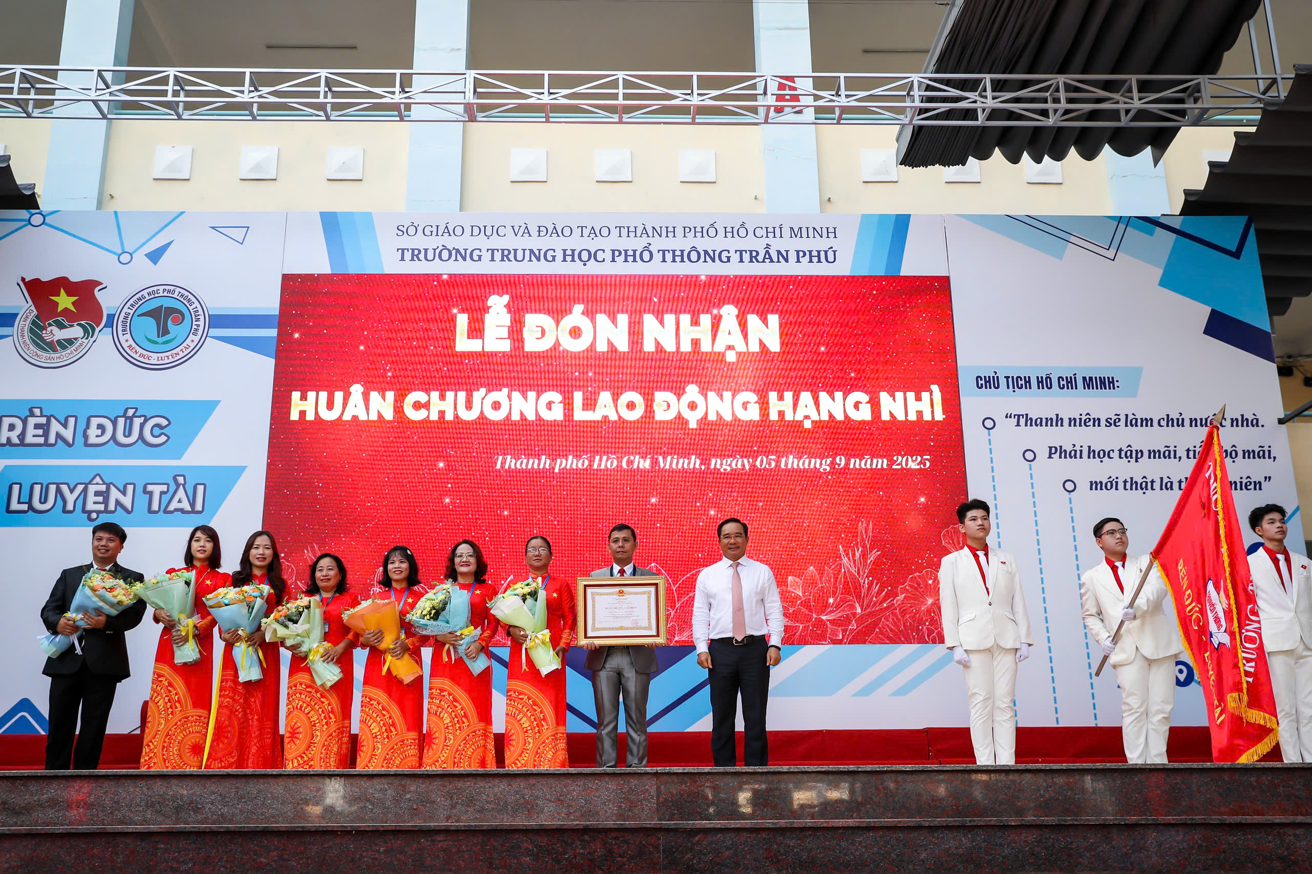 Những hình ảnh tuyệt đẹp ngày khai giảng ở siêu đô thị lớn nhất cả nước - Ảnh 2.