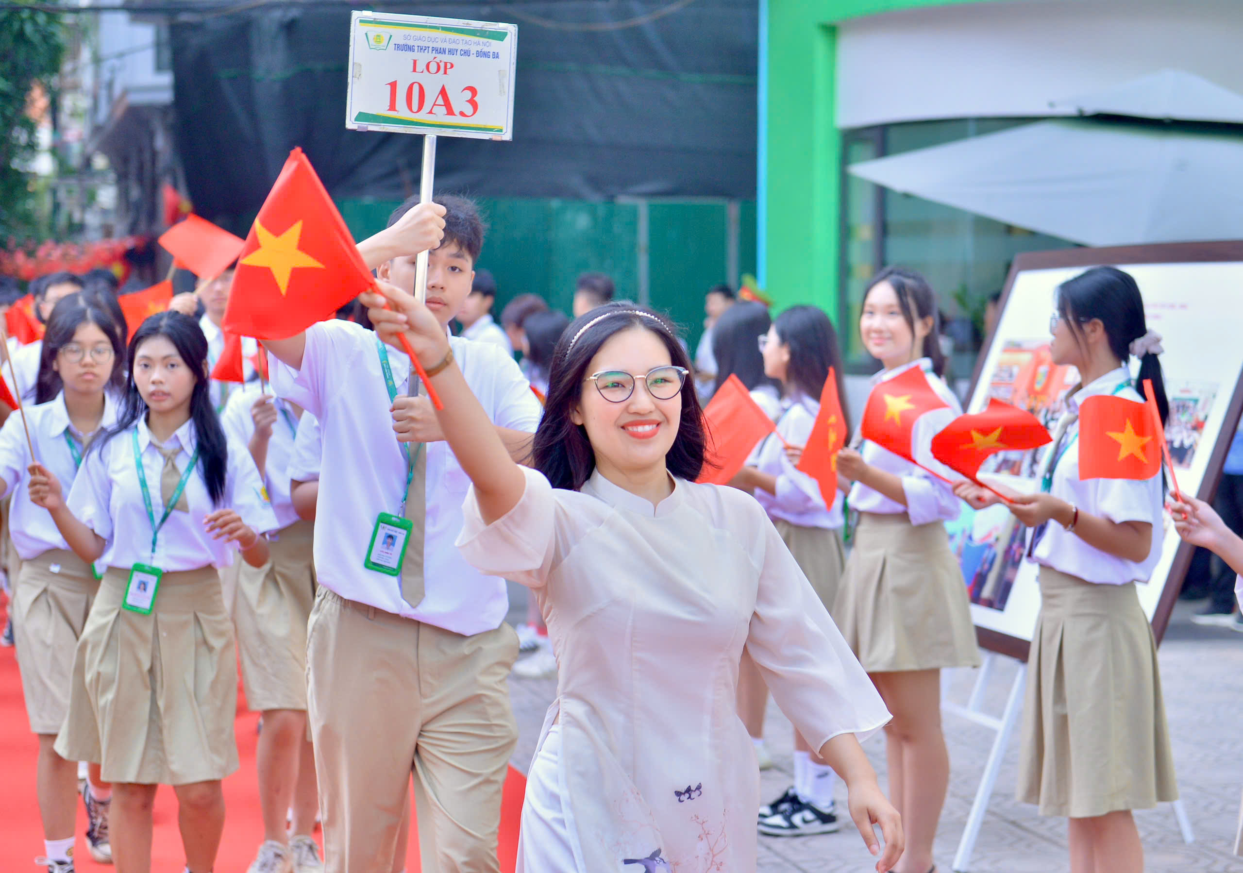Secretarul general To Lam a solicitat universalizarea învățământului general „cât mai curând posibil” - Foto 2. Tổng Bí thư Tô Lâm yêu cầu phổ cập giáo dục phổ thông 'càng sớm càng tốt'- Ảnh 2.