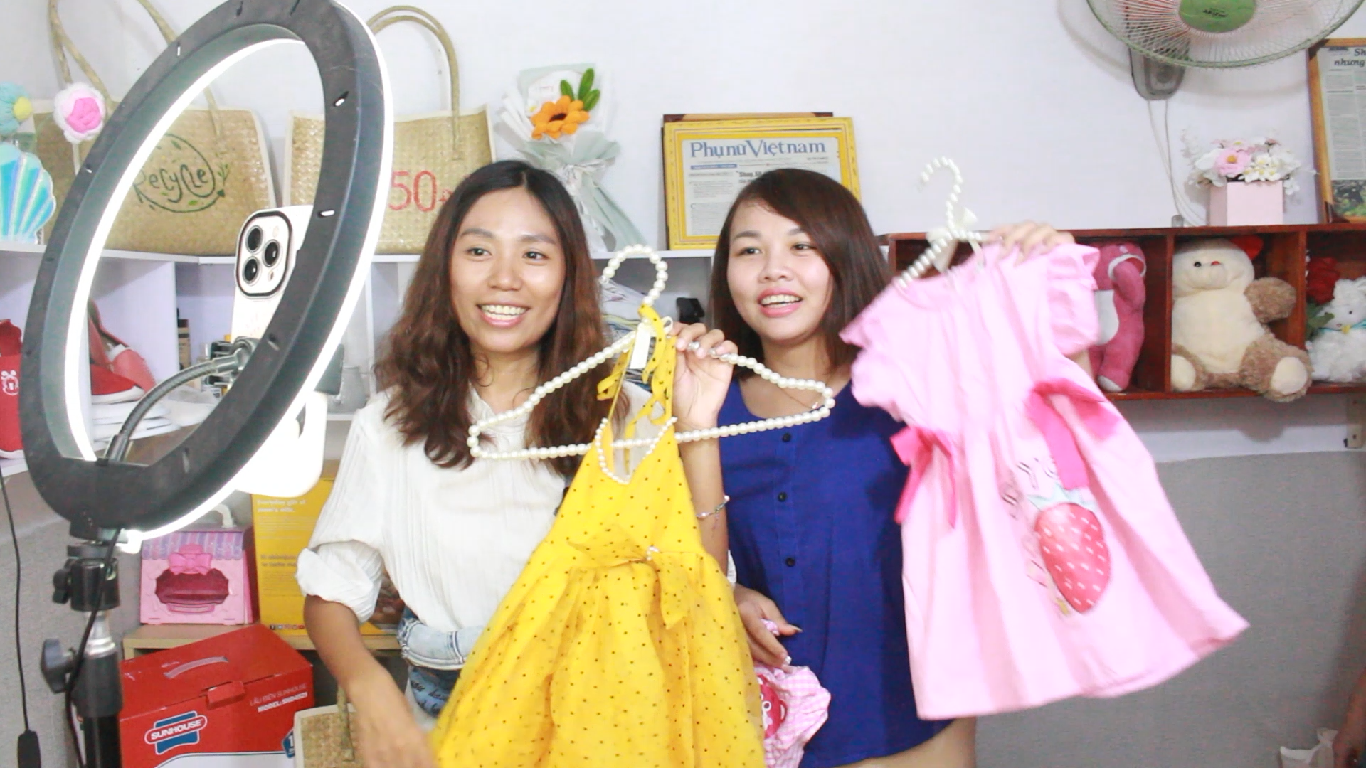 Ấm l&ograve;ng &ldquo;Shop 50 đồng&rdquo;: Nơi mẹ bỉm hỗ trợ lẫn nhau - Ảnh 1.