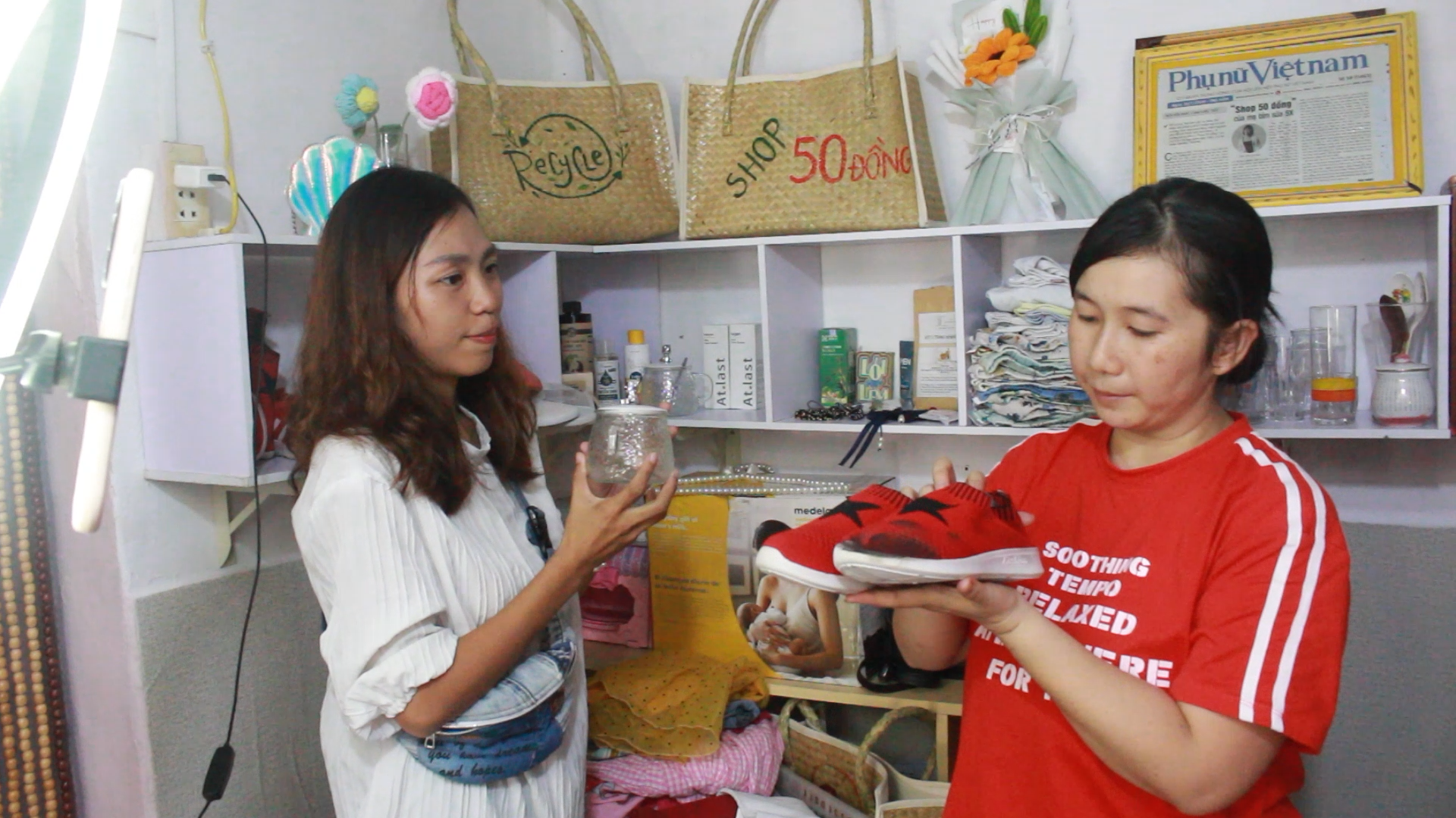 Ấm l&ograve;ng &ldquo;Shop 50 đồng&rdquo;: Nơi mẹ bỉm hỗ trợ lẫn nhau - Ảnh 3.