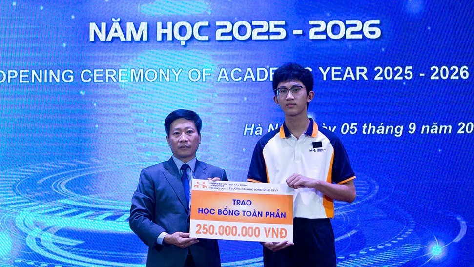Manlig student som förlorade fyra släktingar i båtens kapsejsning i Ha Long får stipendium - Foto 2. Nam sinh mất 4 người thân trong vụ lật tàu ở Hạ Long nhận học bổng- Ảnh 2.
