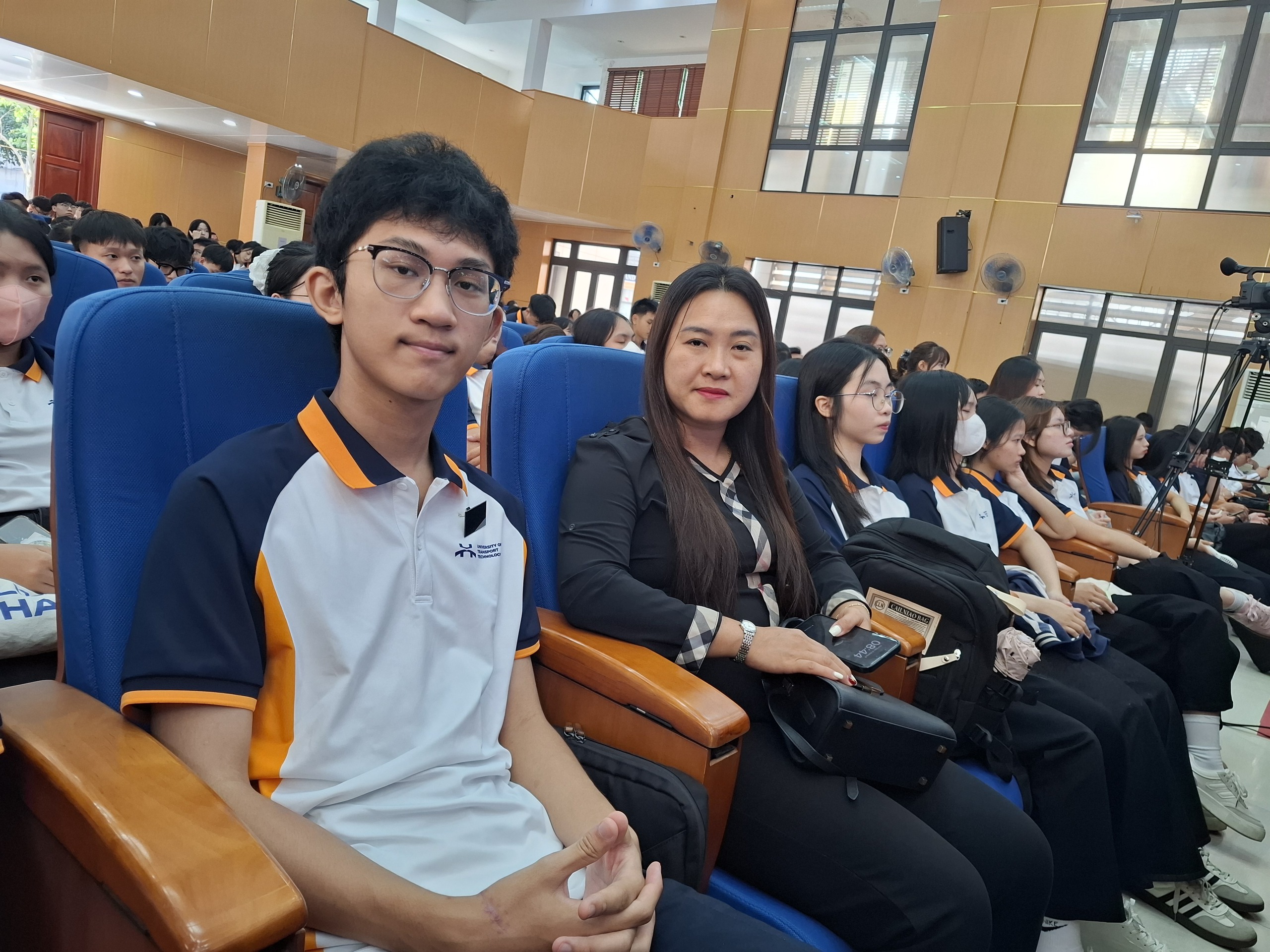Manlig student som förlorade fyra släktingar i båtens kapsejsning i Ha Long får stipendium - Foto 1. Nam sinh mất 4 người thân trong vụ lật tàu ở Hạ Long nhận học bổng- Ảnh 1.