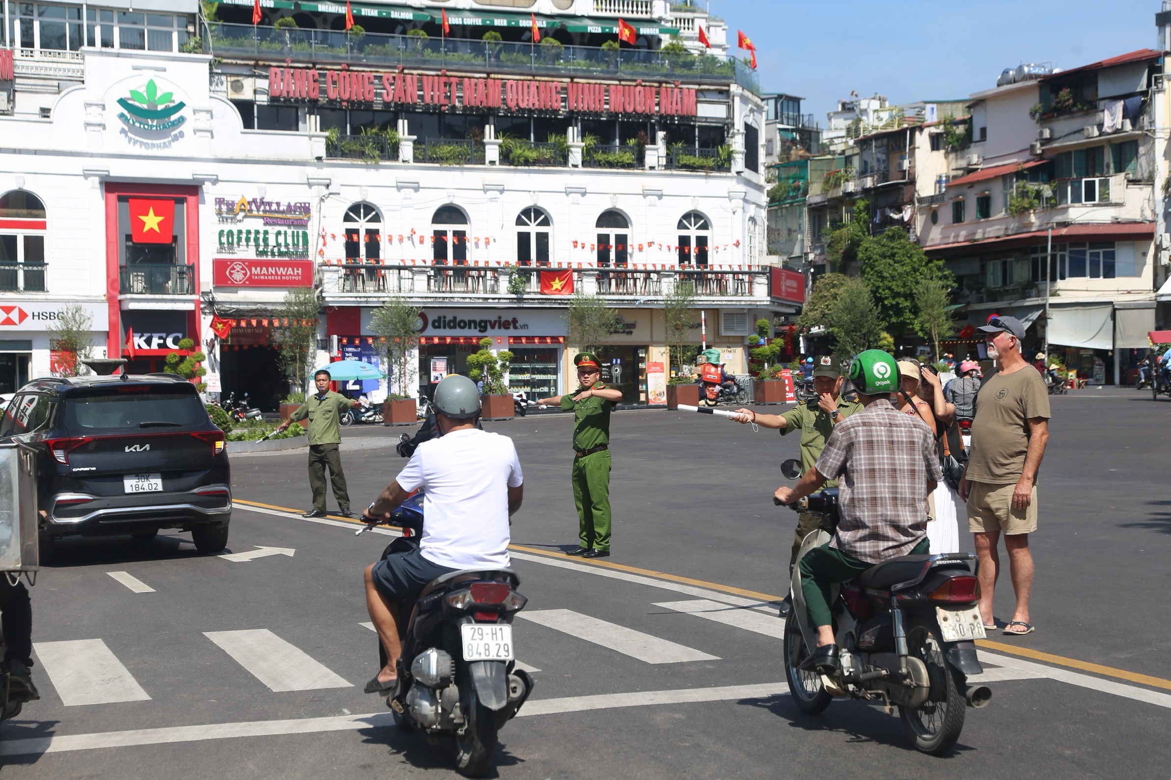 Quảng trường sát hồ Gươm mặc 'áo mới' - Ảnh 6.