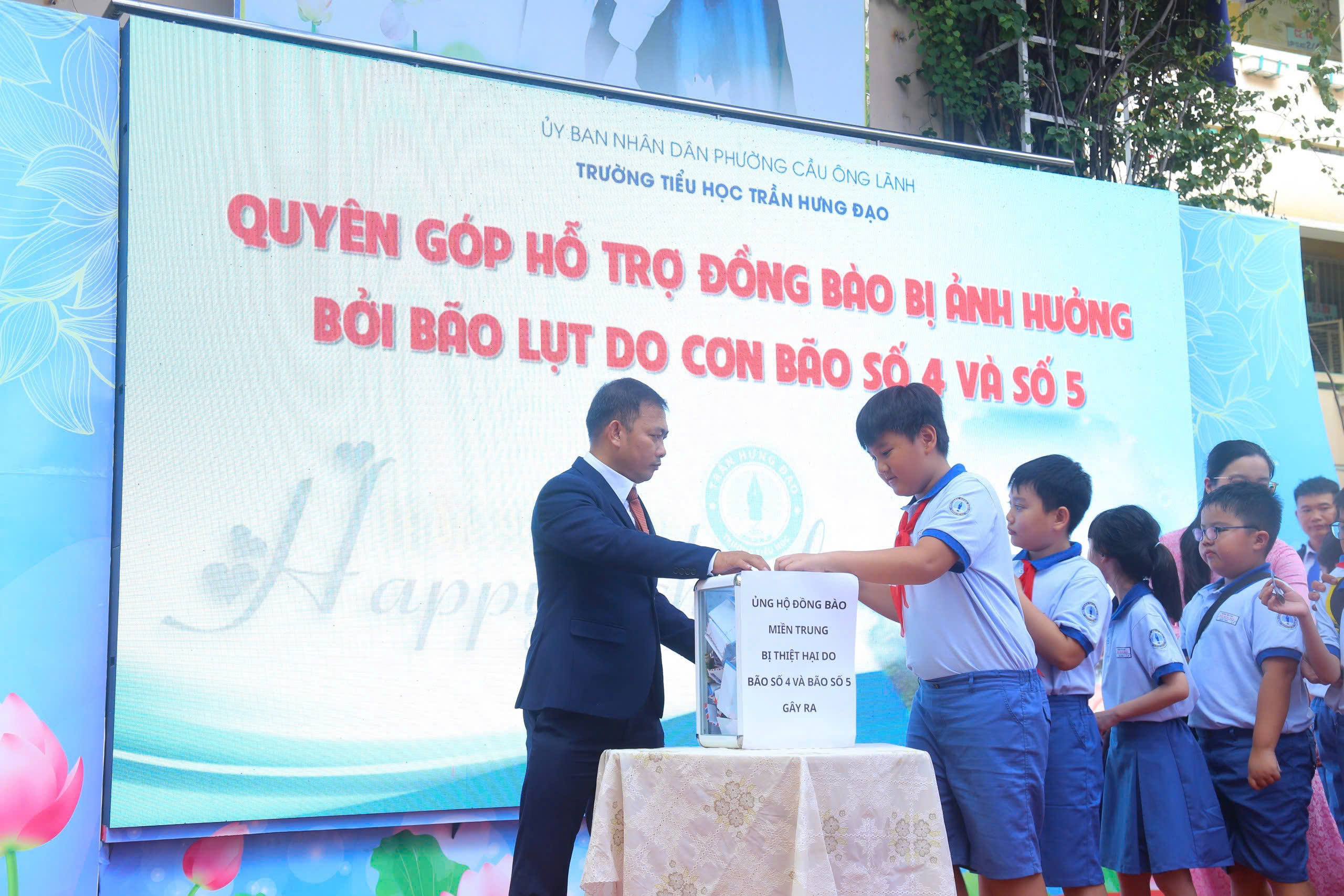 Trường học TP.HCM làm điều ý nghĩa trong ngày khai giảng - Ảnh 3.